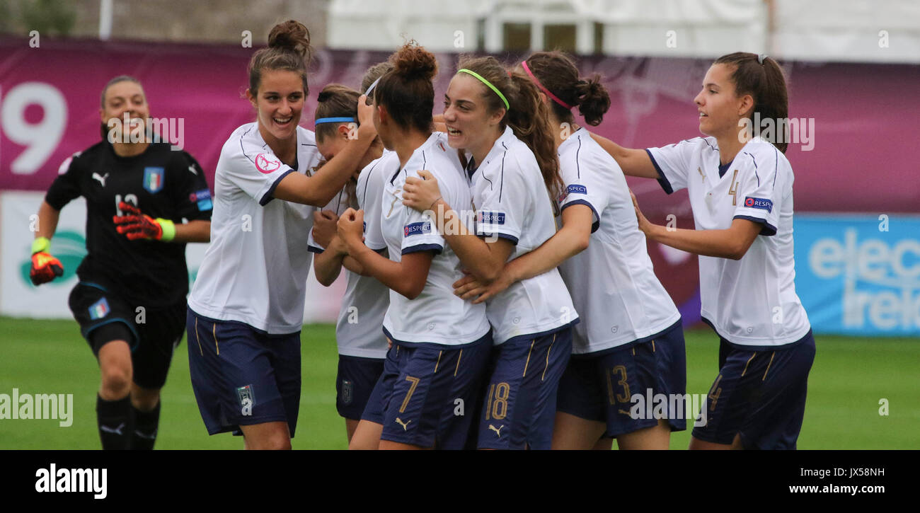 Parc Shamrock, Portadown, Irlande du Nord. 14 août 2017. Les femmes de l'UEFA des moins de 19 ans Groupe B - Pays-Bas/Italie. Alice Regazzoli (16) - Serre-tête bleu est félicité pour son but pour l'Italie. Crédit : David Hunter/Alamy Live News. Banque D'Images