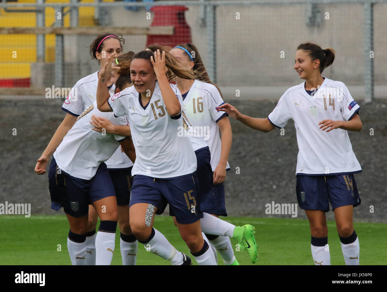 Parc Shamrock, Portadown, Irlande du Nord. 14 août 2017. Les femmes de l'UEFA des moins de 19 ans Groupe B - Pays-Bas/Italie. L'Italie Annamaria Serturini (15) célèbre son but qui a mis l'Italie 3-2 à venir. Crédit : David Hunter/Alamy Live News. Banque D'Images