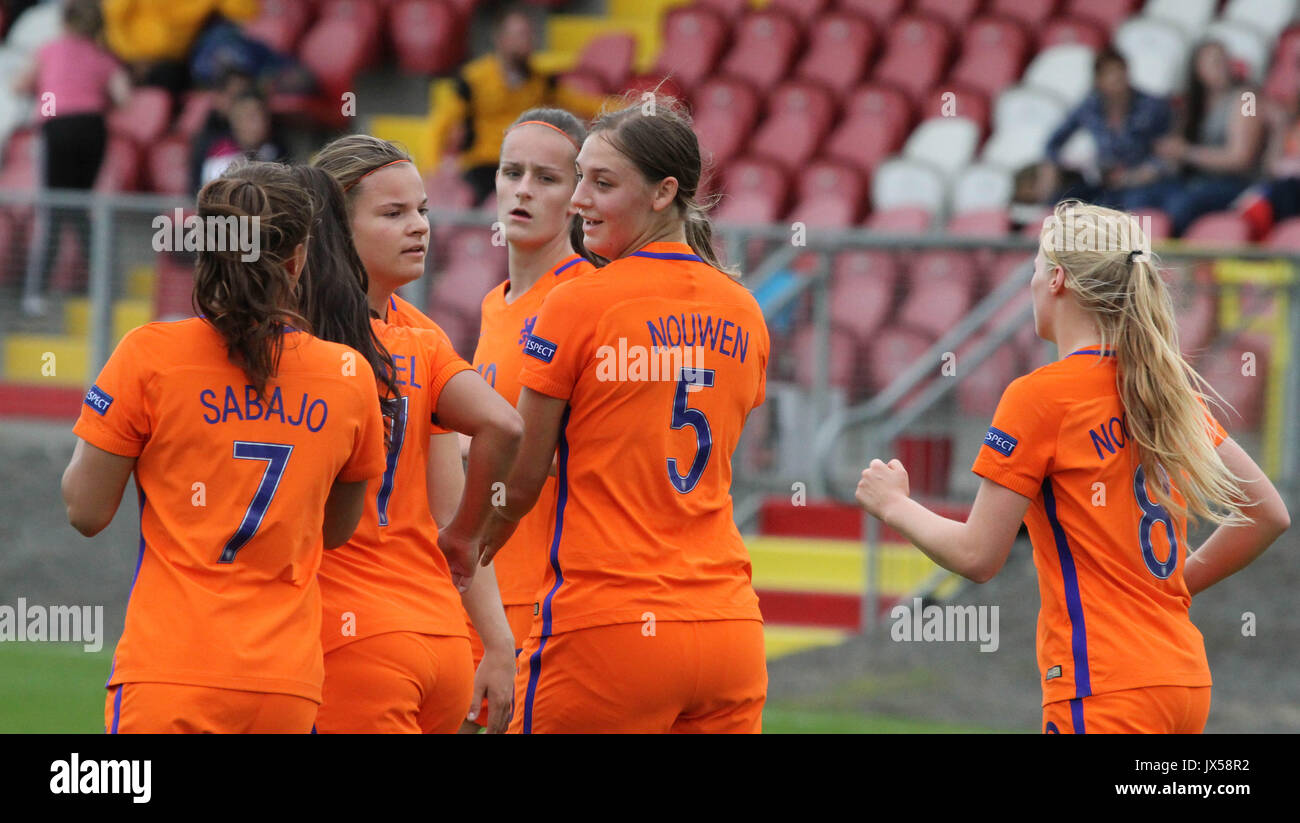 Parc Shamrock, Portadown, Irlande du Nord. 14 août 2017. Les femmes de l'UEFA des moins de 19 ans Groupe B - Pays-Bas/Italie. Aniek Nouwen (5) est félicité après avoir marqué une pénalité pour les Pays-Bas. Crédit : David Hunter/Alamy Live News. Banque D'Images