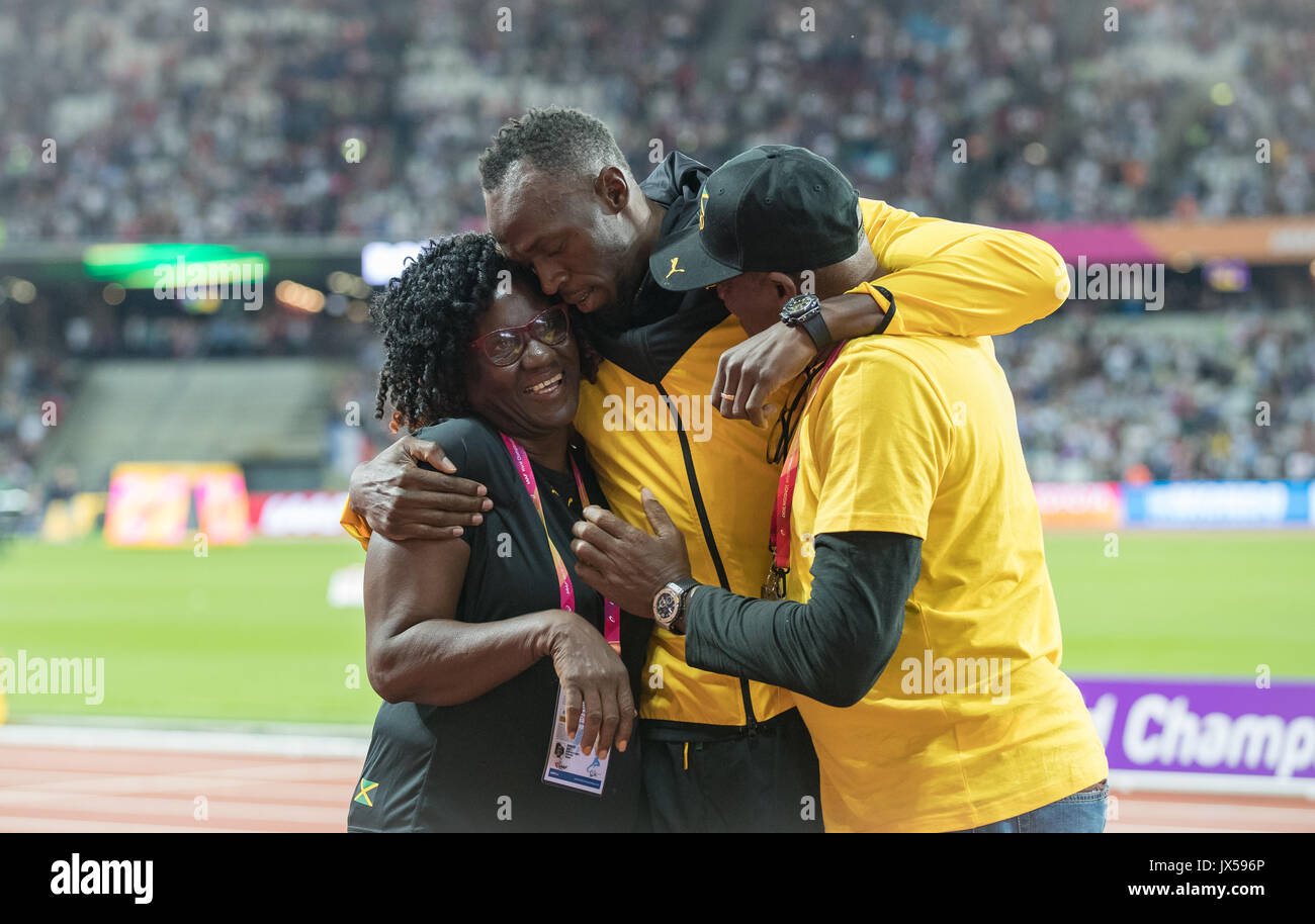 Londres, Royaume-Uni. 13e Août 2017. Usain Bolt avec ses parents et Wellesley Jennifer vis car il fait ses adieux à la piste lors de la dernière journée des Championnats du monde d'athlétisme de l'IAAF (jour 10) du Parc olympique, Londres, Angleterre le 13 août 2017. Photo par Andy Rowland/Premier Images des médias. Crédit : Andrew Rowland/Alamy Live News Banque D'Images