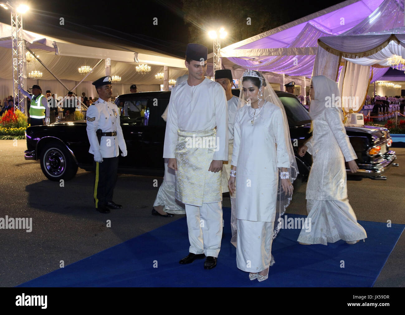 Document - Princess Tunku Tun Aminah Sultan Ibrahim et néerlandais-né Dennis Muhammad Abdullah lors de leur mariage le 14 août 2017 à Johor Bahru, Malaisie. Le couple royal a fait leur première apparition publique en tant que mari et femme sur les marches de l'Istana Besar historique (Grand Palais). (À L'ATTENTION DES RÉDACTEURS : POUR UN USAGE ÉDITORIAL UNIQUEMENT DANS LE CADRE DE RAPPORTS ACTUEL/ crédit obligatoire) Pays-Bas / le point de vue Photo : Bureau de presse Royal Johor/dpa Banque D'Images