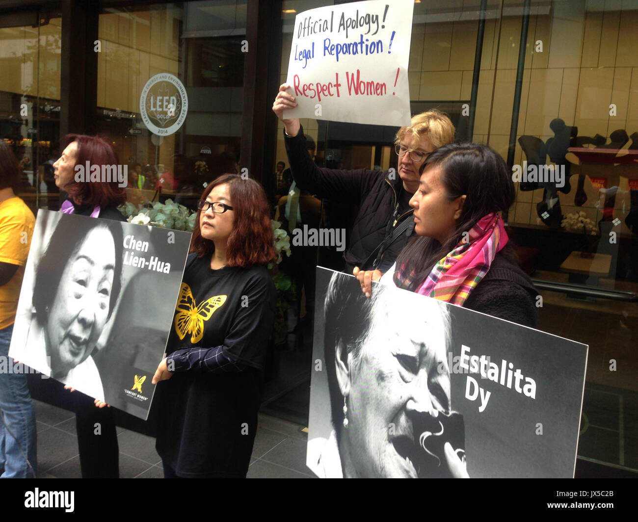 San Francisco, USA. 14Th Aug 2017. Des représentants assister à un rassemblement sur le trottoir en face du consulat général du Japon à San Francisco, États-Unis, le 14 août, 2017. L 'femmes de réconfort' La Justice Coalition a organisé un rassemblement ici lundi pour marquer le Jour commémoratif de l'International pour "femmes de réconfort". Credit : Xu Yong/Xinhua/Alamy Live News Banque D'Images