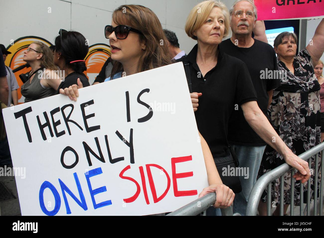 New York, NY, US. 14e. Aug, 2017. Des milliers de New-yorkais a inondé les rues à l'extérieur du président américain Donald Trump's midtown residence - Trump Tower - l'avant de sa première déclaration de président . D'autres manifestants ont marché sur le Trump International Hotel à Columbus Circle. © G. Ronald Lopez /DigiPixsAgain.us/Alamy vivre Banque D'Images