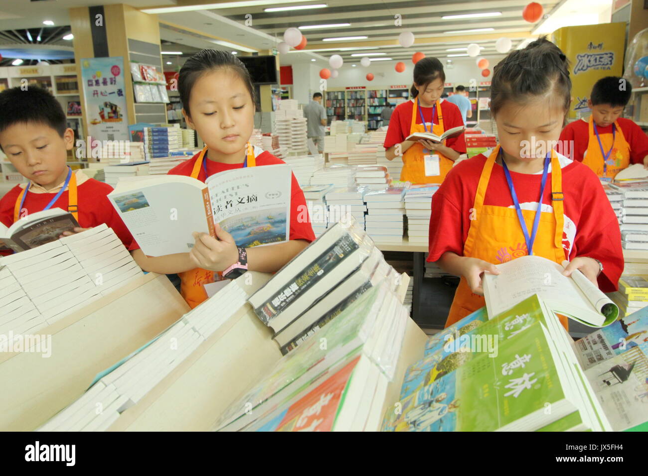 Shijiazhuang, Province de Hebei en Chine. Août 15, 2017. Lire les enfants à la librairie Xinhua dans la ville de Xingtai, Province de Hebei en Chine du nord, le 15 août 2017. La librairie Xinhua dans Xiamen a tenu une pratique sociale d'été pour les enfants, leur offrant des occasions de lire tout en aidant à vendre des livres pendant les vacances d'été. Credit : Zhu Xudong/Xinhua/Alamy Live News Banque D'Images