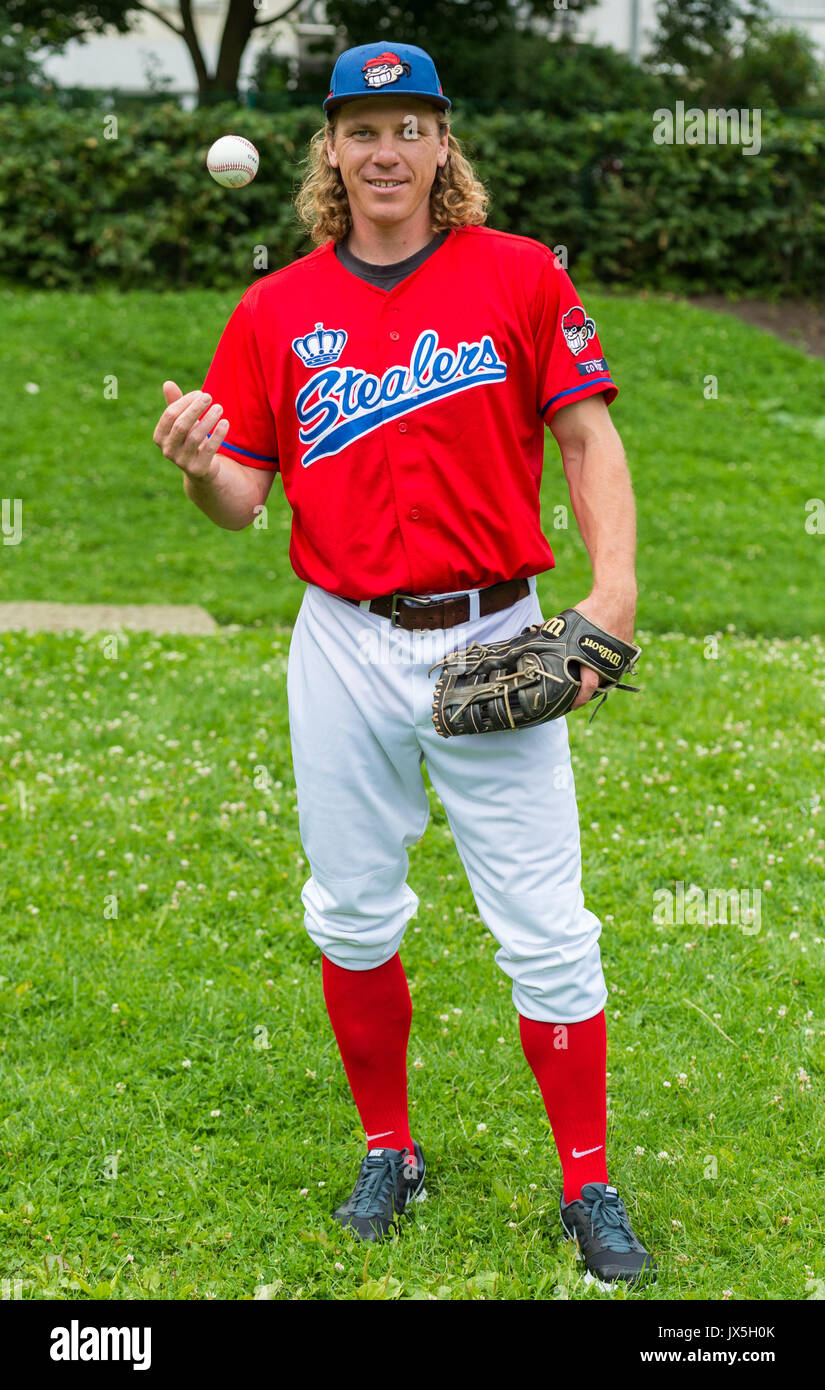 Hambourg, Allemagne. 24 juillet, 2017. Le célèbre joueur de baseball à partir de Hambourg, Michael 'Mitch' Franke, posant pour l'appareil photo à Hambourg, Allemagne, 24 juillet 2017. L'ancien joueur de l'Allemagne Hambourg propose des programmes renifleurs de camps pour enfants à Hambourg. Photo : Christophe Gateau/dpa/Alamy Live News Banque D'Images