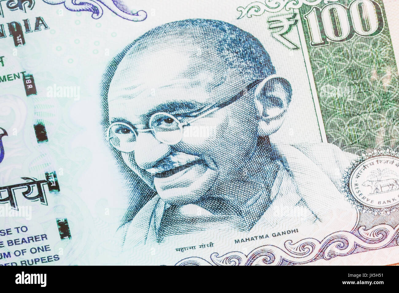 Londres, Royaume-Uni. 15 août 2017. Le visage du fondateur de l'Inde moderne, Mahatma Gandhi sur la couverture des billets de banque indiens à l'extérieur d'un bureau de change boutique à Southall. La communauté indienne et le Pakistan dans l'ouest de Londres de Southall se préparent à commémorer le 70e anniversaire de l'Inde et le Pakistan de l'époque coloniale indepdence Grande-Bretagne en 1947 Credit : amer ghazzal/Alamy Live News Banque D'Images