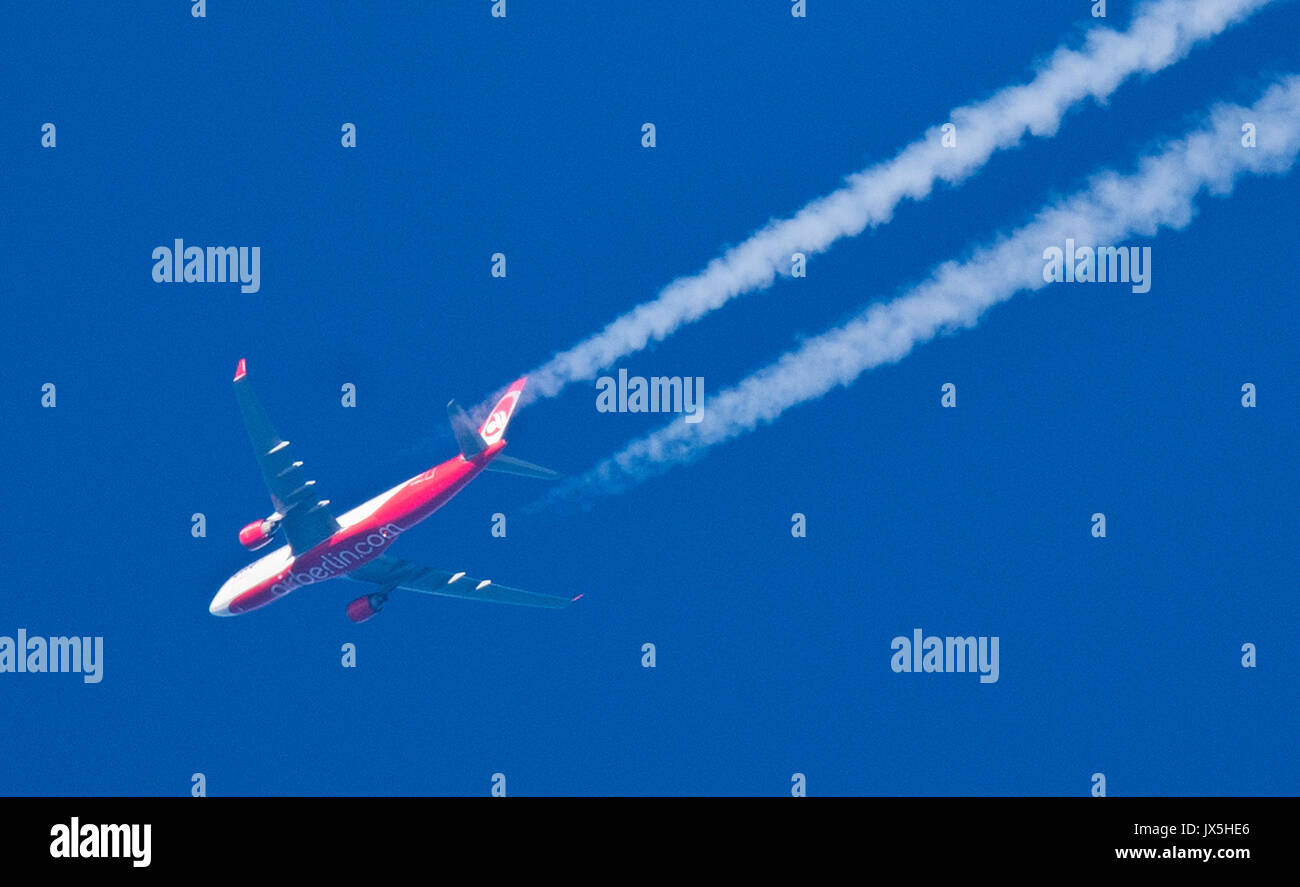 Un avion appartenant à la préoccupation allemande Air Berlin laisse des traînées de vapeur dans un ciel bleu clair qu'elle vole au-dessus de Hanovre, Allemagne, 06 décembre 2016. Photo : Julian Stratenschulte/dpa | conditions dans le monde entier Banque D'Images