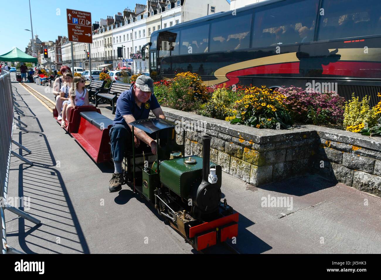 Weymouth, Dorset, UK. Août 15, 2017. Météo britannique. Les vacanciers profitez d'une balade sur un modle de train à vapeur sur l'Esplanade sous le soleil chaud à la station balnéaire de Weymouth, dans le Dorset le premier jour du carnaval. Crédit photo : Graham Hunt/Alamy Live News Banque D'Images