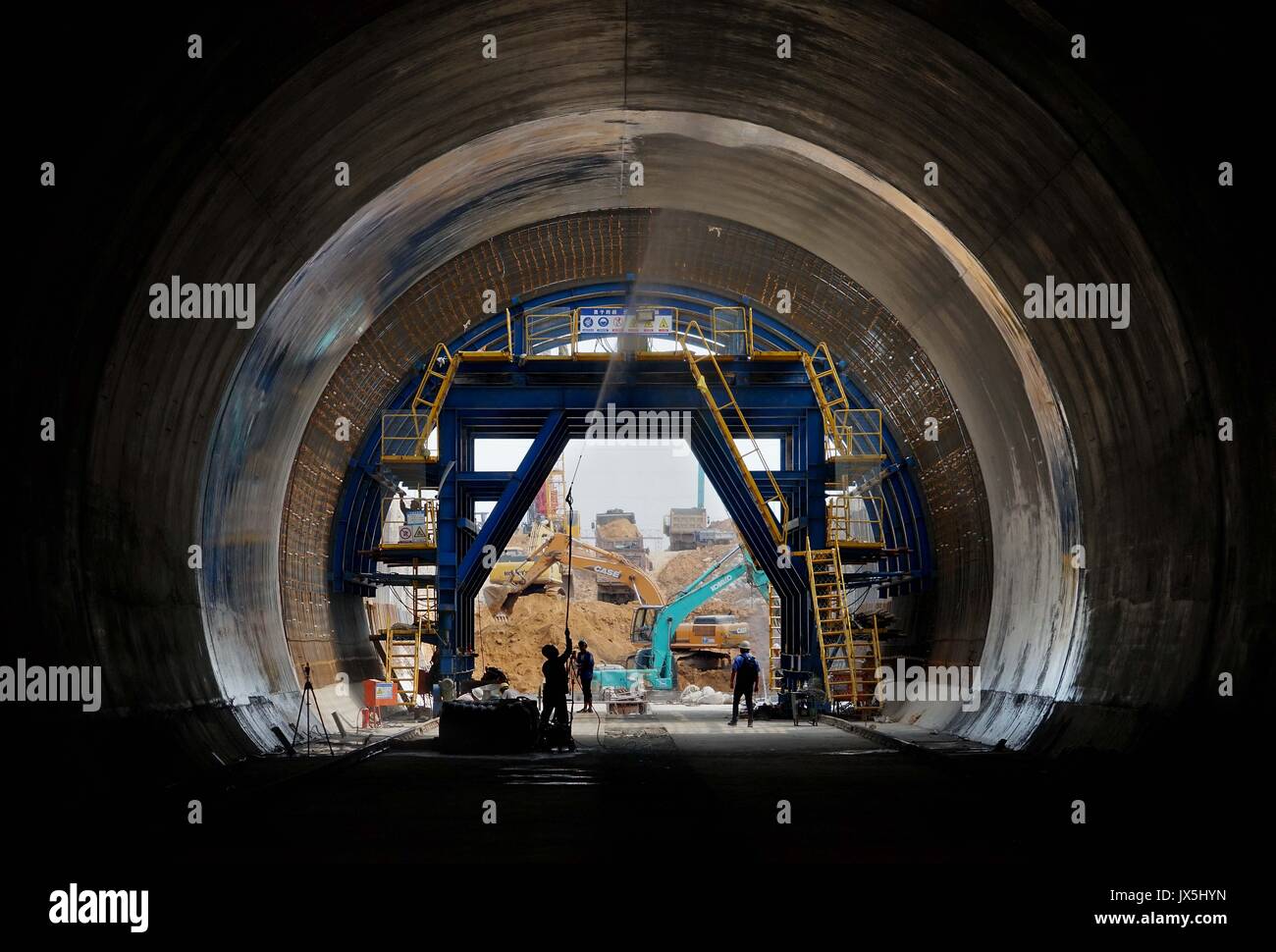 Zhengzhou, Chine, province de Henan. Août 15, 2017. Les membres du personnel travaillent à un site de construction du tunnel de la Section d'Zhengzhou-Wanzhou Henan ferroviaire à grande vitesse dans le centre de la Chine, 124 dans la province du Henan, le 15 août 2017. Conçu avec une vitesse de 350 kilomètres par heure, le chemin de fer sera un élément clé de la ligne de transport de passagers entre le centre et le sud-ouest de la Chine. Un crédit : Li/Xinhua/Alamy Live News Banque D'Images