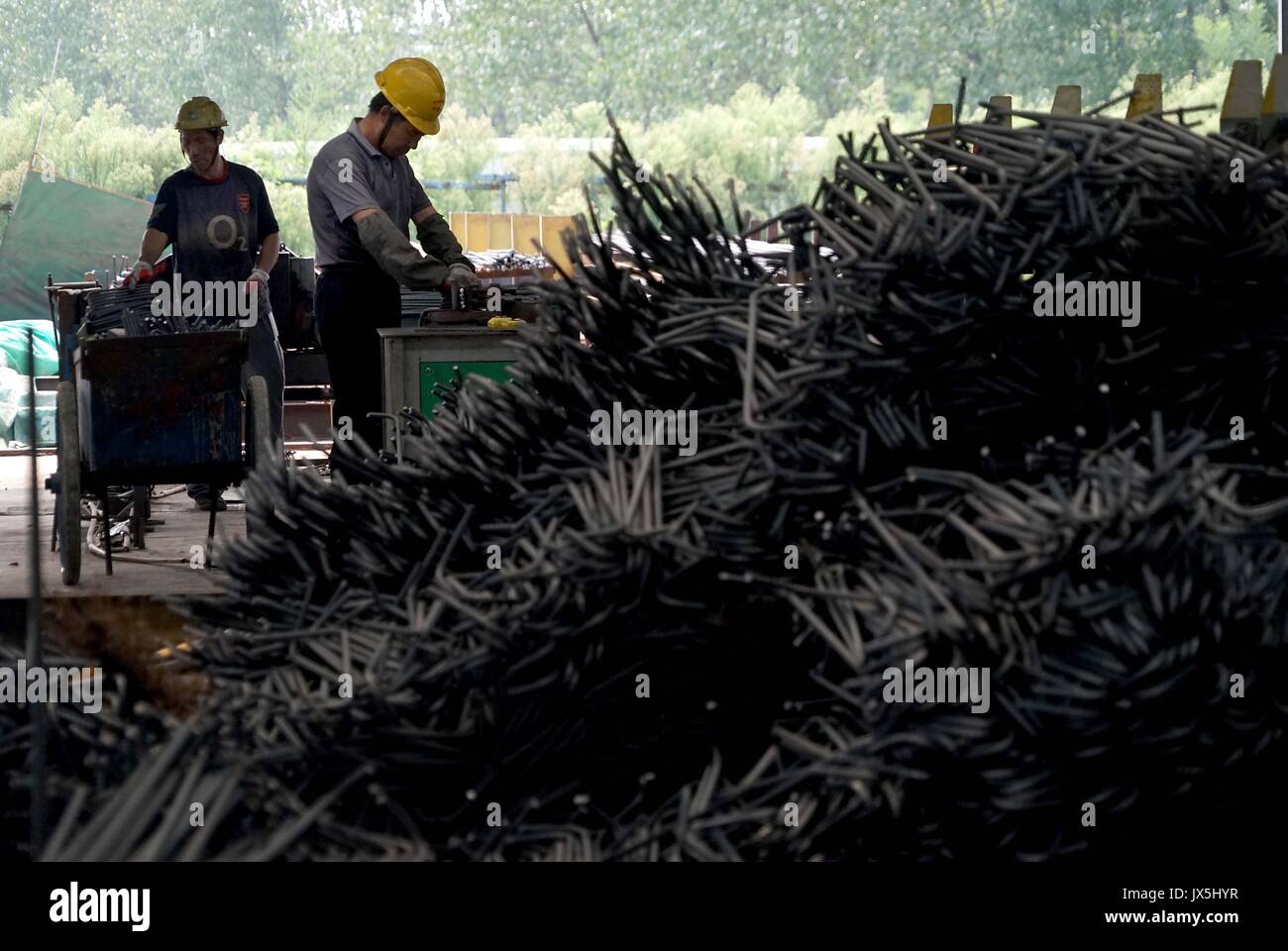 Zhengzhou. Août 15, 2017. Les membres du personnel travaillent sur le site de construction de la Section d'Zhengzhou-Wanzhou Henan ferroviaire à grande vitesse dans le centre de la Chine, la province du Henan, le 15 août 2017. Conçu avec une vitesse de 350 kilomètres par heure, le chemin de fer sera un élément clé de la ligne de transport de passagers entre le centre et le sud-ouest de la Chine. Un crédit : Li/Xinhua/Alamy Live News Banque D'Images