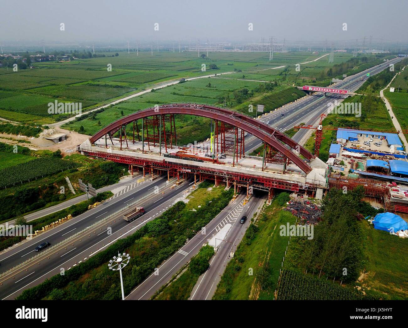 Zhengzhou, Chine, province de Henan. Août 15, 2017. Les membres du personnel travaillent sur le site de construction de la Section d'Zhengzhou-Wanzhou Henan ferroviaire à grande vitesse dans le centre de la Chine, 124 dans la province du Henan, le 15 août 2017. Conçu avec une vitesse de 350 kilomètres par heure, le chemin de fer sera un élément clé de la ligne de transport de passagers entre le centre et le sud-ouest de la Chine. Un crédit : Li/Xinhua/Alamy Live News Banque D'Images