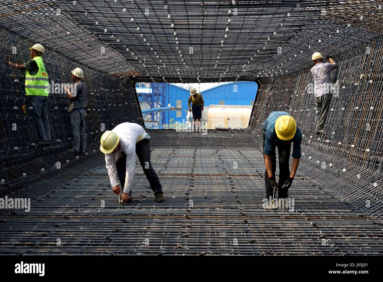 Zhengzhou. Août 15, 2017. Les membres du personnel travaillent sur le site de construction de la Section d'Zhengzhou-Wanzhou Henan ferroviaire à grande vitesse dans le centre de la Chine, la province du Henan, le 15 août 2017. Conçu avec une vitesse de 350 kilomètres par heure, le chemin de fer sera un élément clé de la ligne de transport de passagers entre le centre et le sud-ouest de la Chine. Un crédit : Li/Xinhua/Alamy Live News Banque D'Images