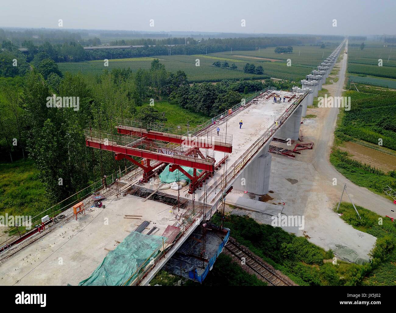 Zhengzhou, Chine, province de Henan. Août 15, 2017. Les membres du personnel travaillent sur le site de construction de la Section d'Zhengzhou-Wanzhou Henan ferroviaire à grande vitesse dans le centre de la Chine, 124 dans la province du Henan, le 15 août 2017. Conçu avec une vitesse de 350 kilomètres par heure, le chemin de fer sera un élément clé de la ligne de transport de passagers entre le centre et le sud-ouest de la Chine. Un crédit : Li/Xinhua/Alamy Live News Banque D'Images
