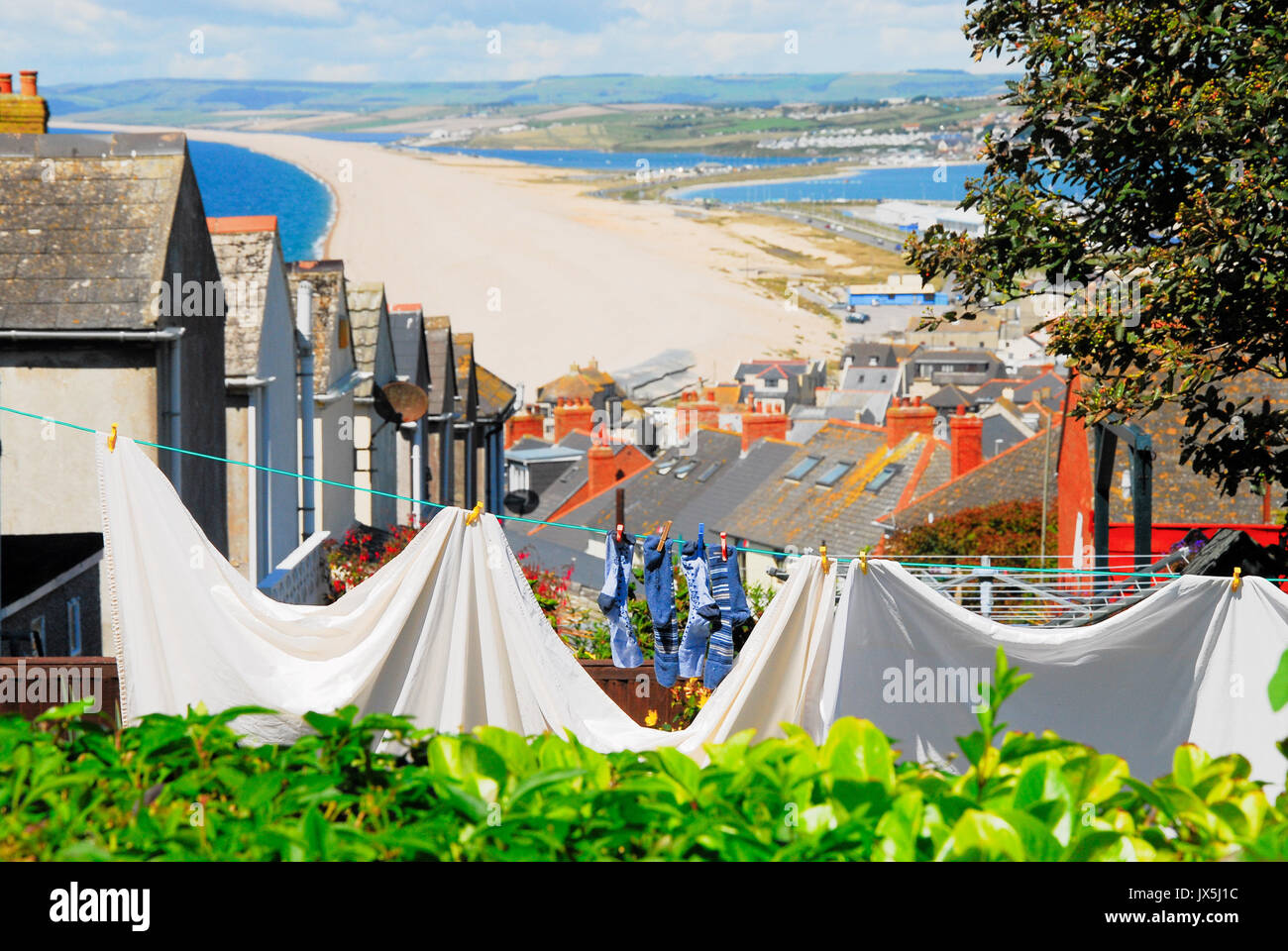 Portland, UK. Août 15, 2017. Dernière chance de côtoyer le lavage avant la pluie arrive, Chesil Beach Crédit : Stuart fretwell/Alamy Live News Banque D'Images