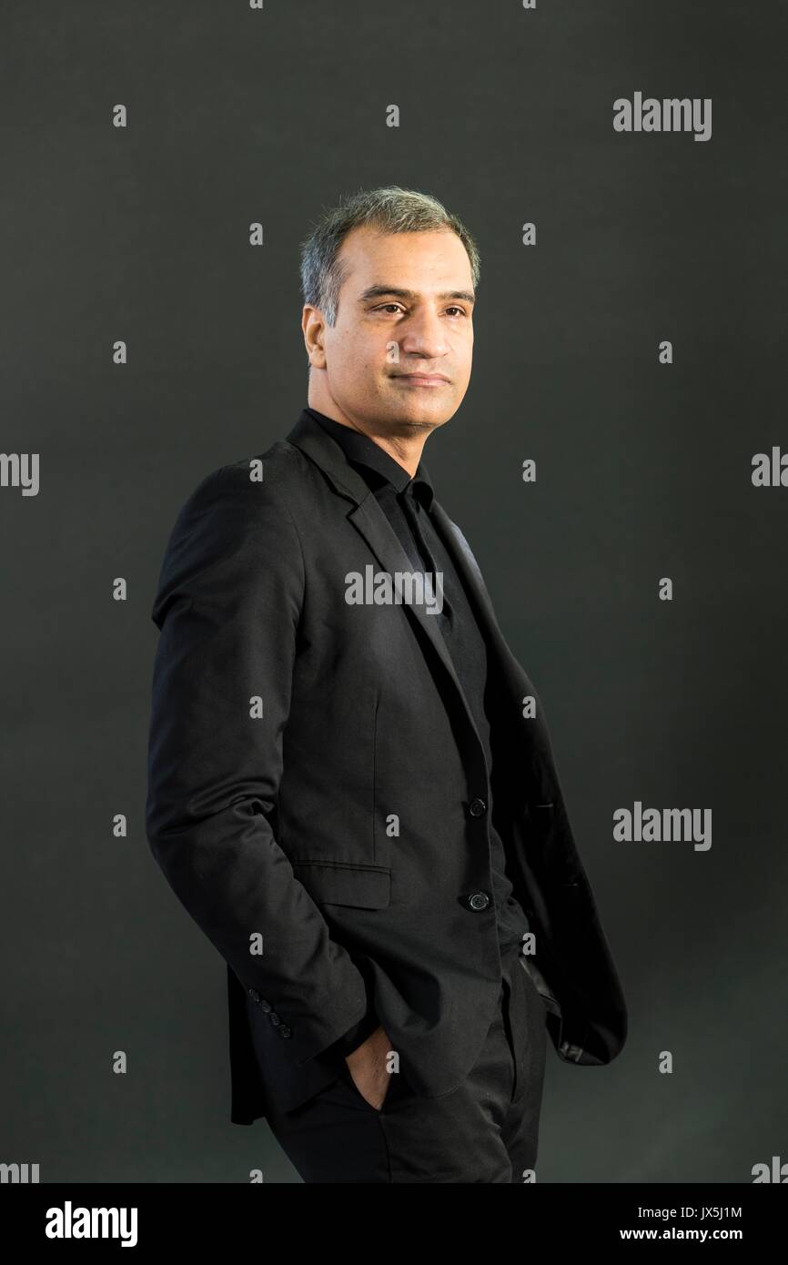 Edinburgh, Royaume-Uni. Août 15, 2017. Nadeem Aslam apparaissant au Edinburgh International Book Festival Nadeem Aslam est l'auteur de trois romans précédents, la saison de la Pierre Perret (1993), des cartes pour les amoureux perdus (2004) - longlisted pour le Booker Prize, présélectionné pour le prix IMPAC, et reçu le Kiriyama Prize et le prix encore - et, plus récemment, le gaspillage de vigile, décrit par A. S. Byatt comme '. inoubliable et tragique magnifiquement écrit'. Né au Pakistan, il vit maintenant en Angleterre et est membre de la Société royale de littérature. Credit : Riche de Dyson/Alamy Live News Banque D'Images