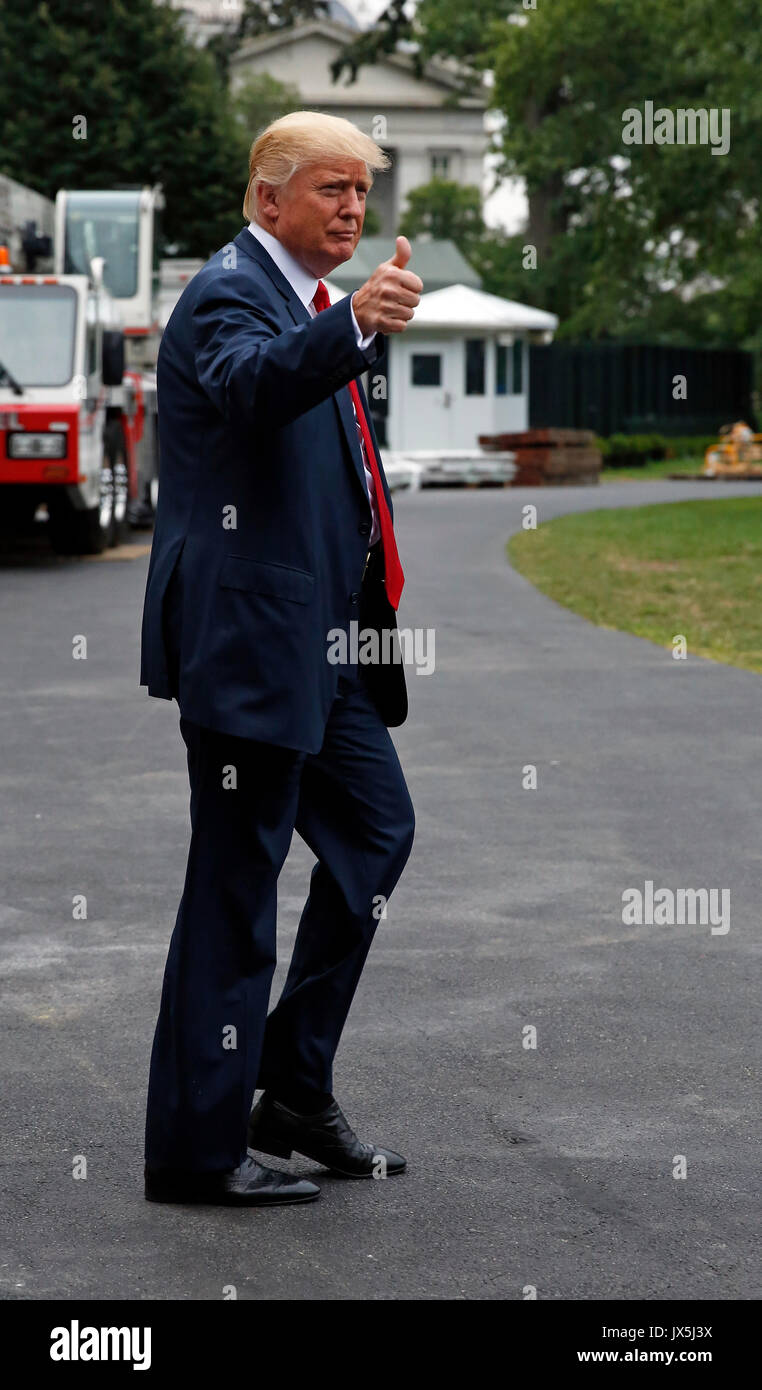 Le Président des Etats-Unis, Donald J. Trump quitte la pelouse Sud après une journée de réunions à la Maison Blanche, à Washington, DC, le 14 août 2017. Crédit : Martin H. Simon/CNP /MediaPunch Banque D'Images