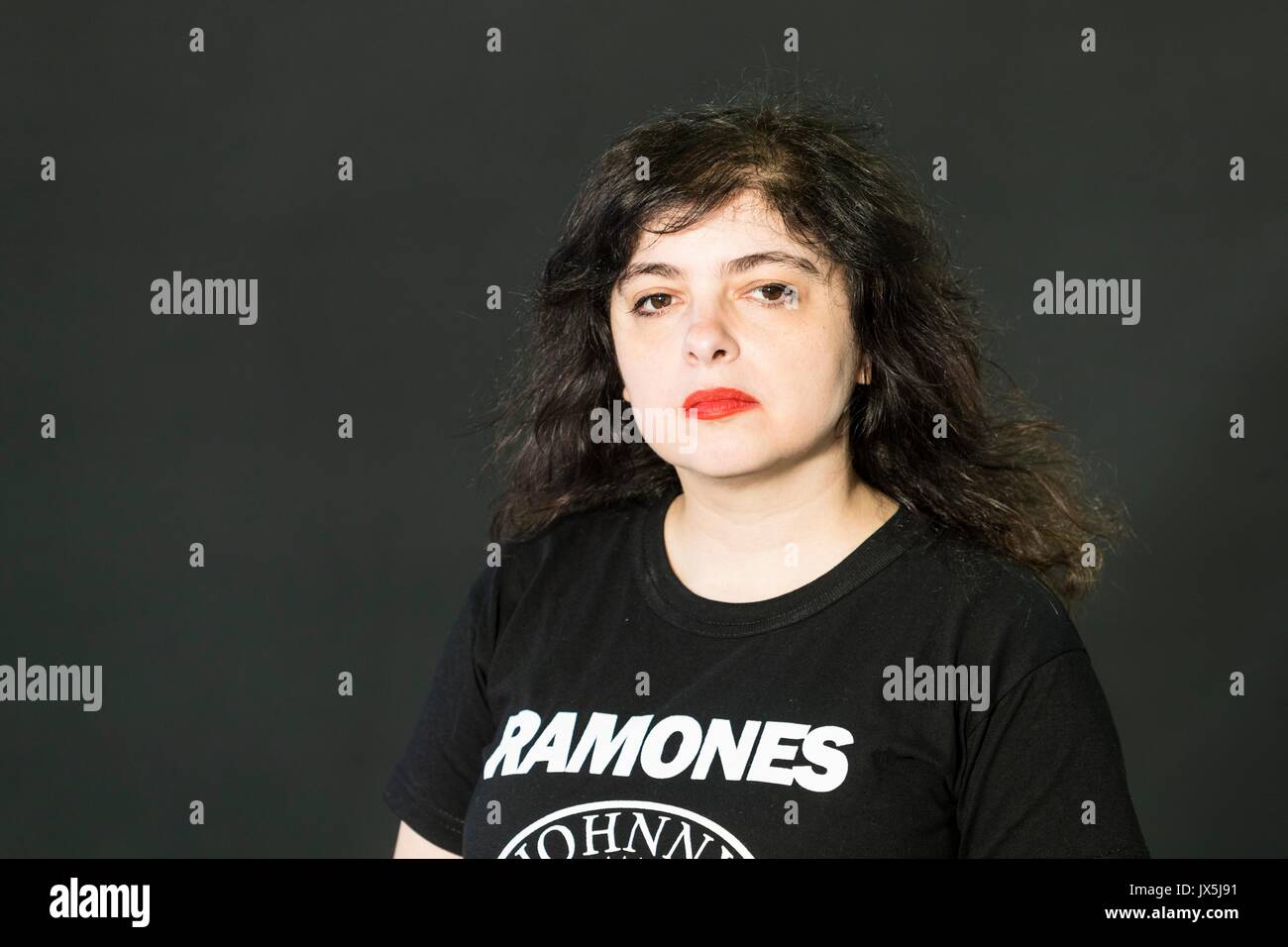 Mariana Enriquez apparaissant au Edinburgh International Book Festival Mariana Enriquez travaille comme journaliste et est le rédacteur en chef adjoint de la section Arts et culture du journal P‡gina/12. Elle a publié les romans : Bajar es lo peor (Cambridge, 1995) et C-mo desaparecer completamente(EmecŽ, 2004). Elle a également écrit la courte histoire books : los peligros de fumar en la Cama (EmecŽ, 2009) et la novelette Chicos que vuelven (Eduvim, 2010). Ses articles ont paru dans des anthologies de l'Espagne, le Mexique, le Chili, la Bolivie et l'Allemagne. Banque D'Images