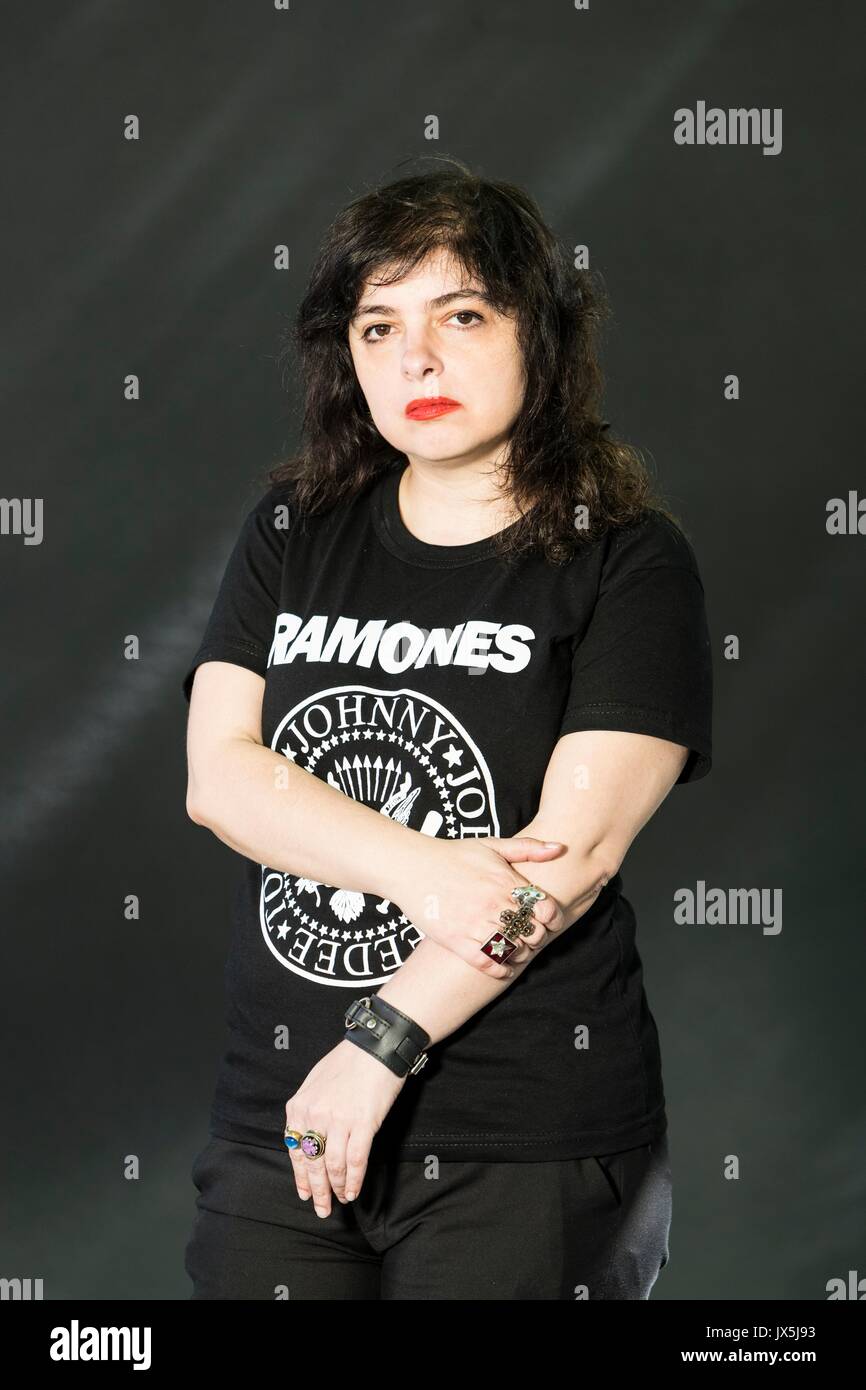 Mariana Enriquez apparaissant au Edinburgh International Book Festival Mariana Enriquez travaille comme journaliste et est le rédacteur en chef adjoint de la section Arts et culture du journal P‡gina/12. Elle a publié les romans : Bajar es lo peor (Cambridge, 1995) et C-mo desaparecer completamente(EmecŽ, 2004). Elle a également écrit la courte histoire books : los peligros de fumar en la Cama (EmecŽ, 2009) et la novelette Chicos que vuelven (Eduvim, 2010). Ses articles ont paru dans des anthologies de l'Espagne, le Mexique, le Chili, la Bolivie et l'Allemagne. Banque D'Images