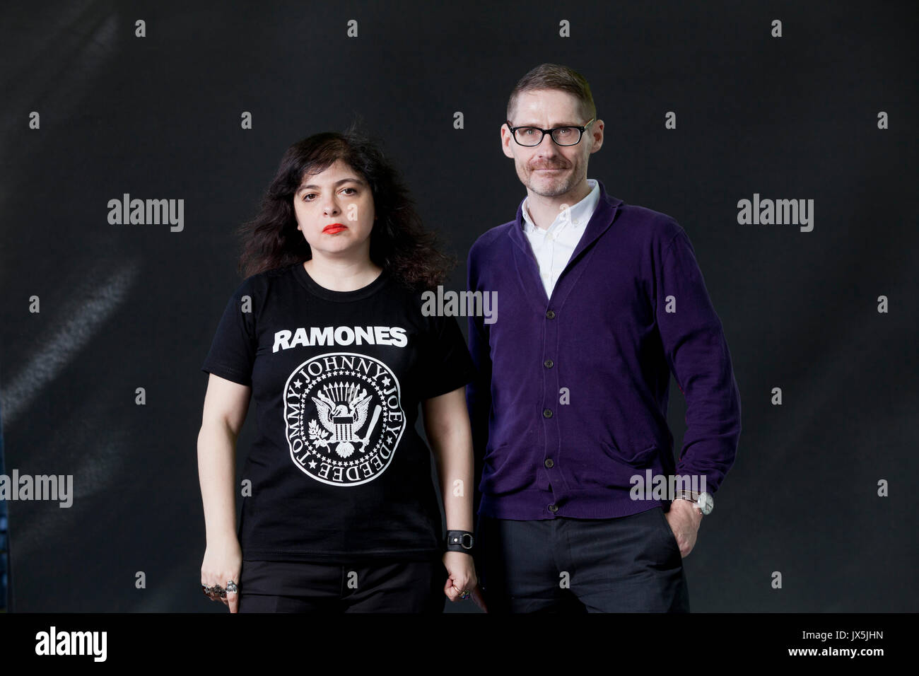Edinburgh, Royaume-Uni. Août 15, 2017. Mariana Enriquez, le folklore argentin, journaliste, romancier et nouvelliste avec Kevin MacNeil, le romancier écossais, apparaissant à l'Edinburgh International Book Festival. Crédit : GARY DOAK/Alamy Live News Banque D'Images