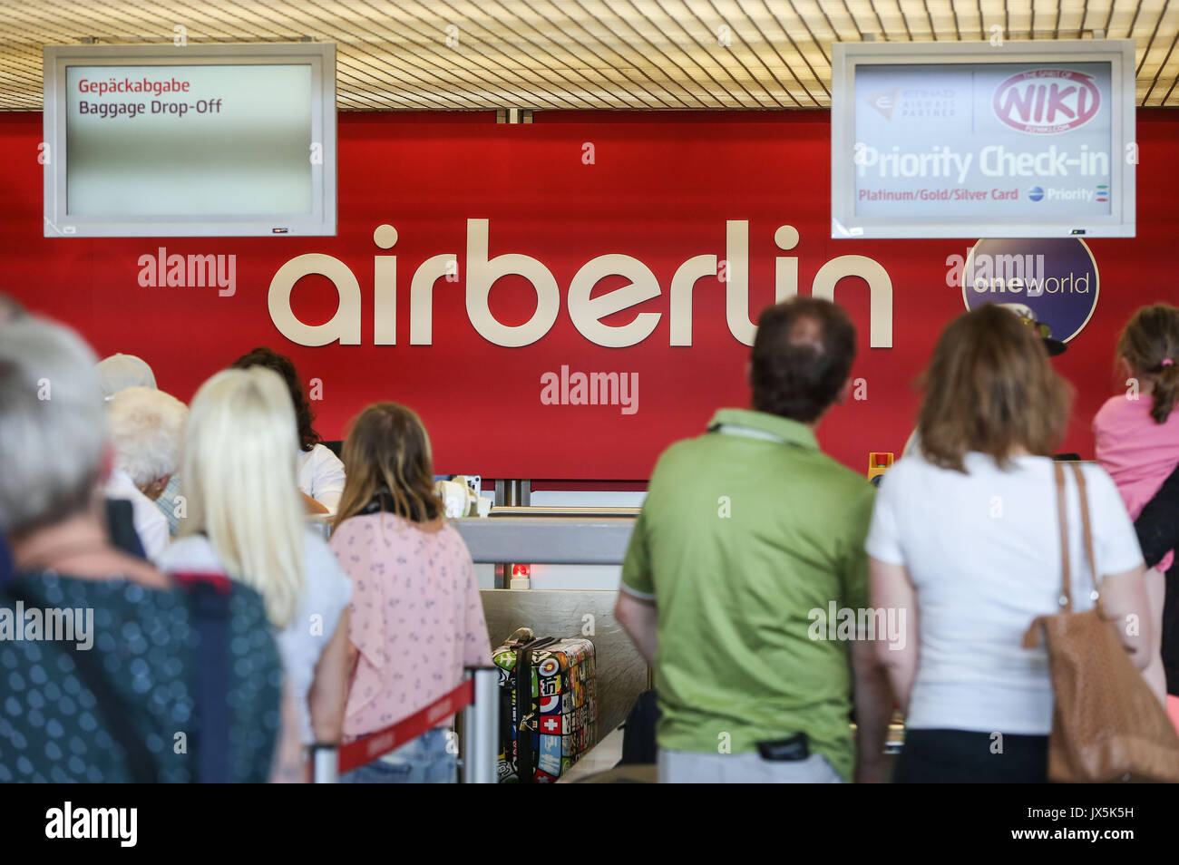 Berlin, Allemagne. Août 15, 2017. Attendre les passagers à l'enregistrement à un compteur d'Air Berlin à l'Aéroport International de Tegel à Berlin, capitale de l'Allemagne, le 15 août, 2017. La deuxième plus grande compagnie aérienne Air Berlin a déposé son bilan mardi après avoir annoncé son plus grand investisseur de retirer leur soutien. Credit : Shan Yuqi/Xinhua/Alamy Live News Banque D'Images