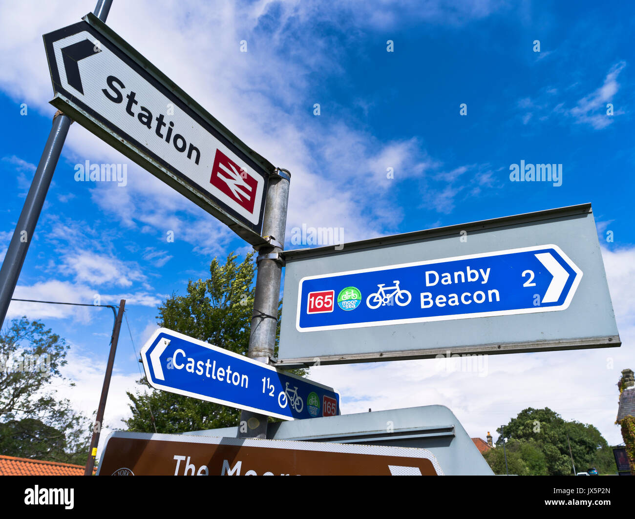 dh North Yorkshire Moors DANBY NORTH YORKSHIRE Signpost North york Moors National Park pistes cyclables signalisation vélo panneaux royaume-uni Banque D'Images