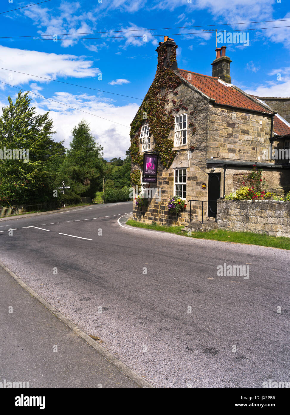 dh North Yorkshire Moors DANBY NORTH YORKSHIRE Village traditionnel extérieur pays anglais york Moor pub villages rural maison pierre inn Banque D'Images