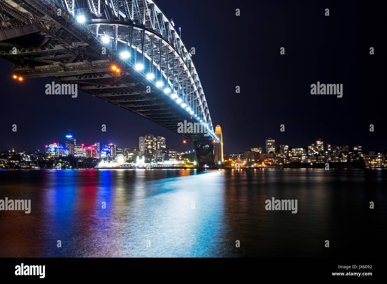 Reflet de lumière colorée à Sydney Harbour Bridge de nuit de Circular Quay, Sydney, Australie Banque D'Images