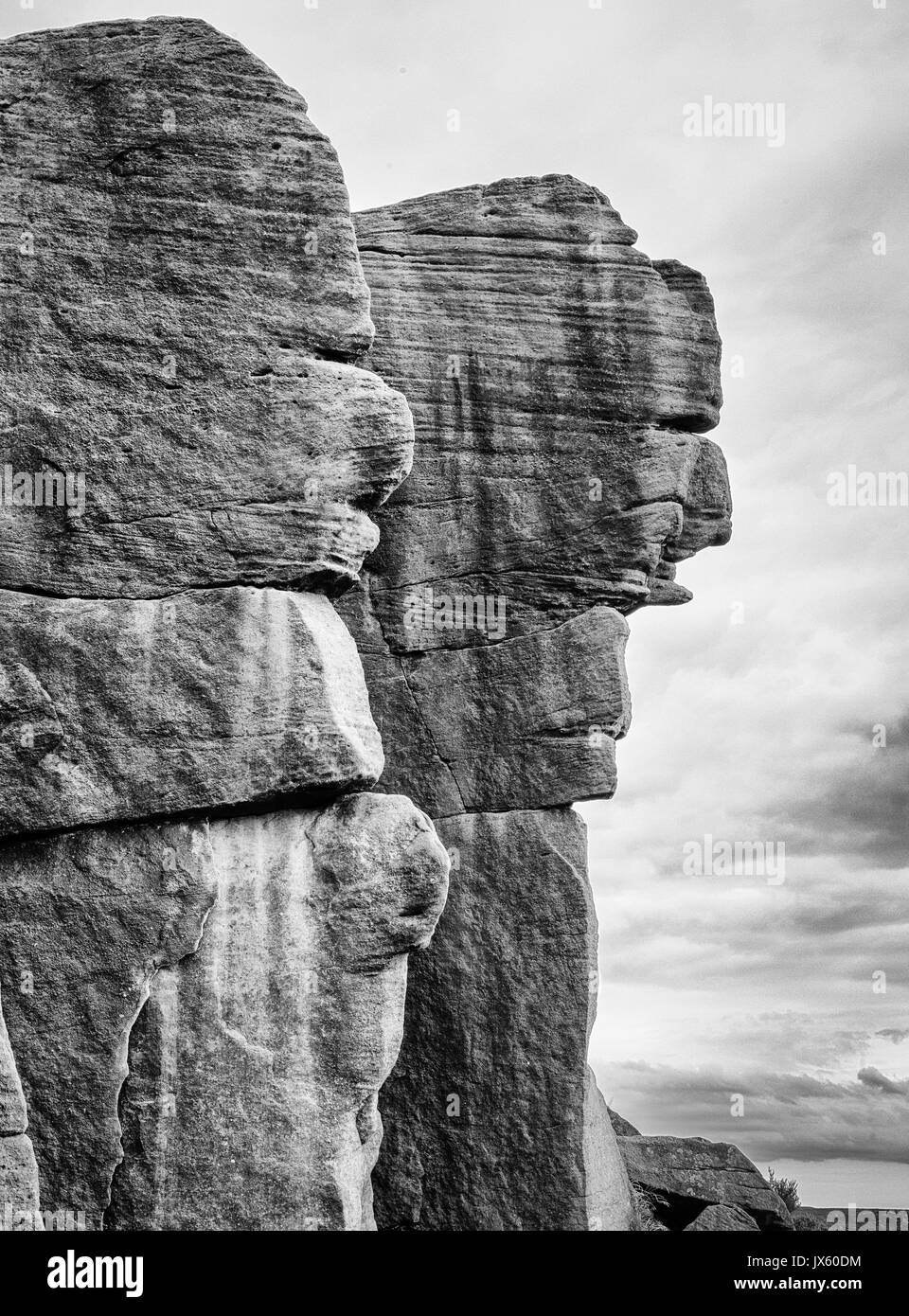 Millstone grit de falaise avec les traits du visage à Burbage Edge près de Hathersage dans le Derbyshire PeaK District ( image monochrome ) Banque D'Images