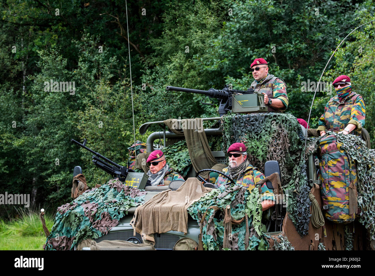 Paracommandos belges du Régiment Para-Commando manning LRPV camouflés, véhicule blindé le Mercedes-Benz Unimog Banque D'Images