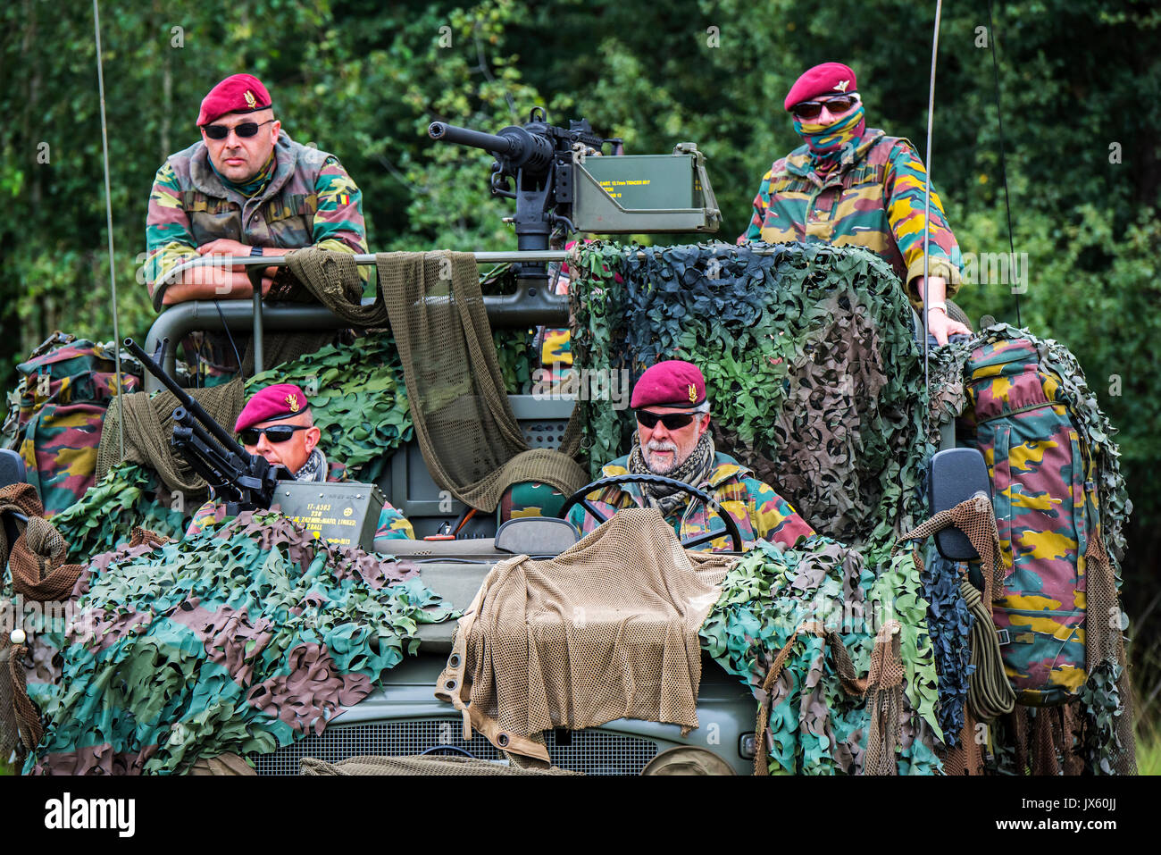 Paracommandos belges du Régiment Para-Commando manning LRPV camouflés, véhicule blindé le Mercedes-Benz Unimog 404 Banque D'Images