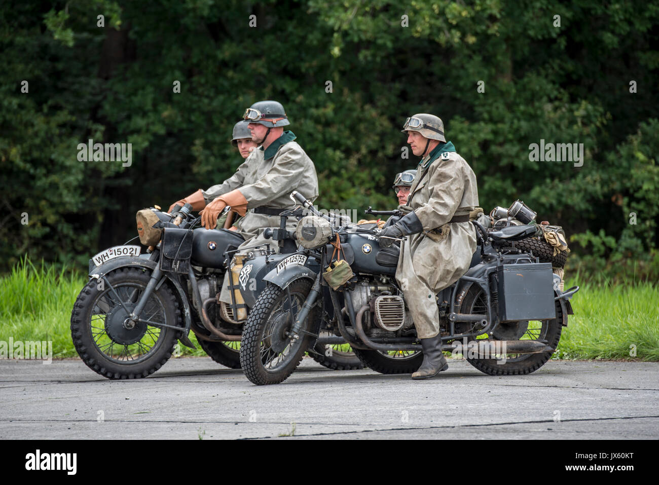 WW2 soldats allemands à cheval sur deux BMW motos avec side-car militaire pendant la Seconde Guerre mondiale, deux re-enactment Banque D'Images