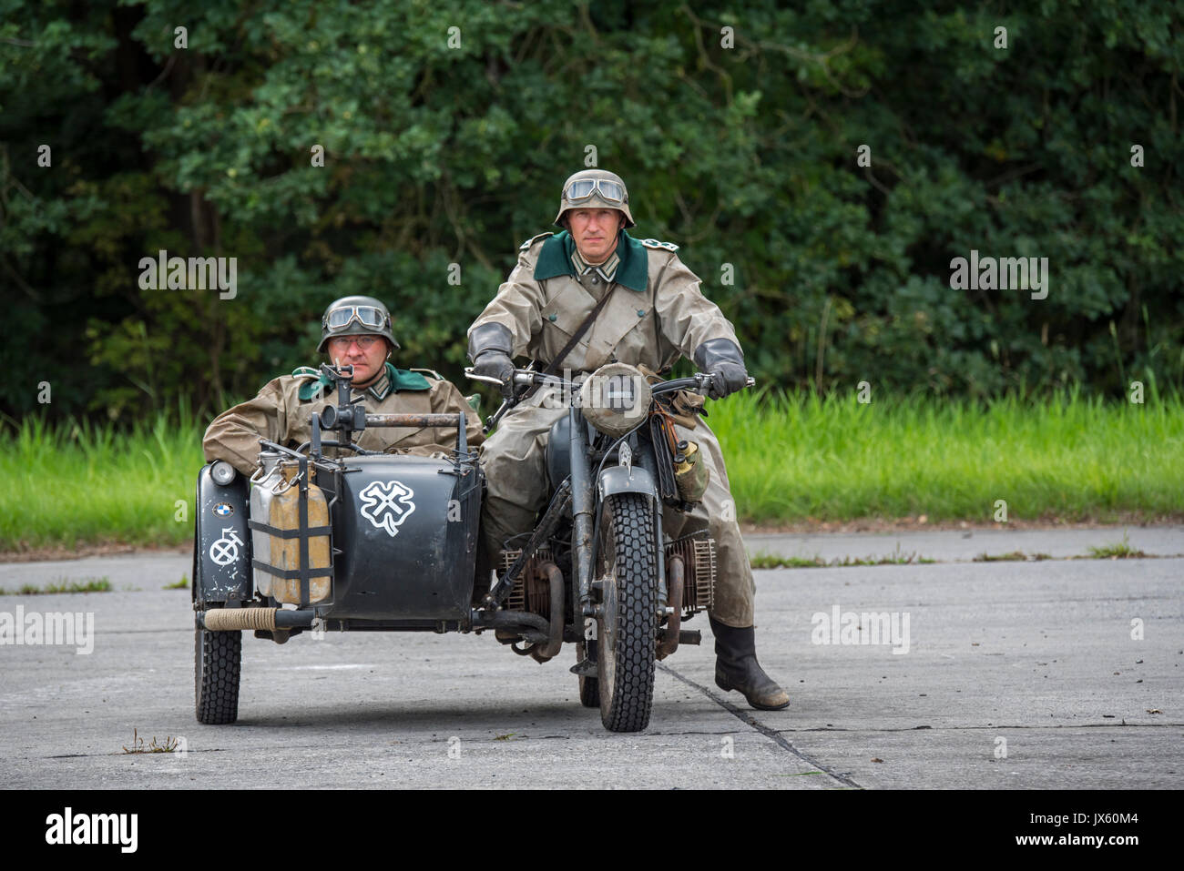 WW2 soldats allemands à cheval sur BMW moto avec side-car militaire pendant la Seconde Guerre mondiale, deux re-enactment Banque D'Images