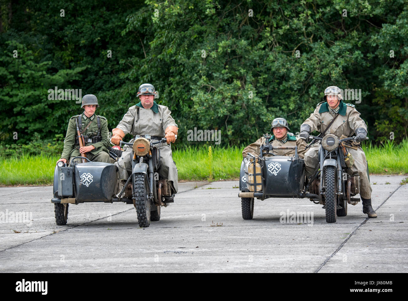 WW2 soldats allemands à cheval sur deux BMW motos avec side-car militaire pendant la Seconde Guerre mondiale, deux re-enactment Banque D'Images