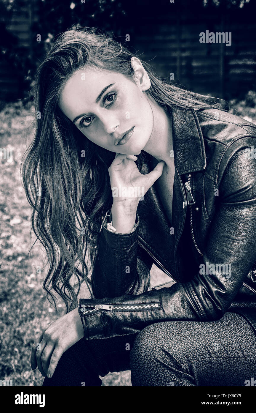 Portrait d'une jolie jeune fille assise dans le jardin Banque D'Images