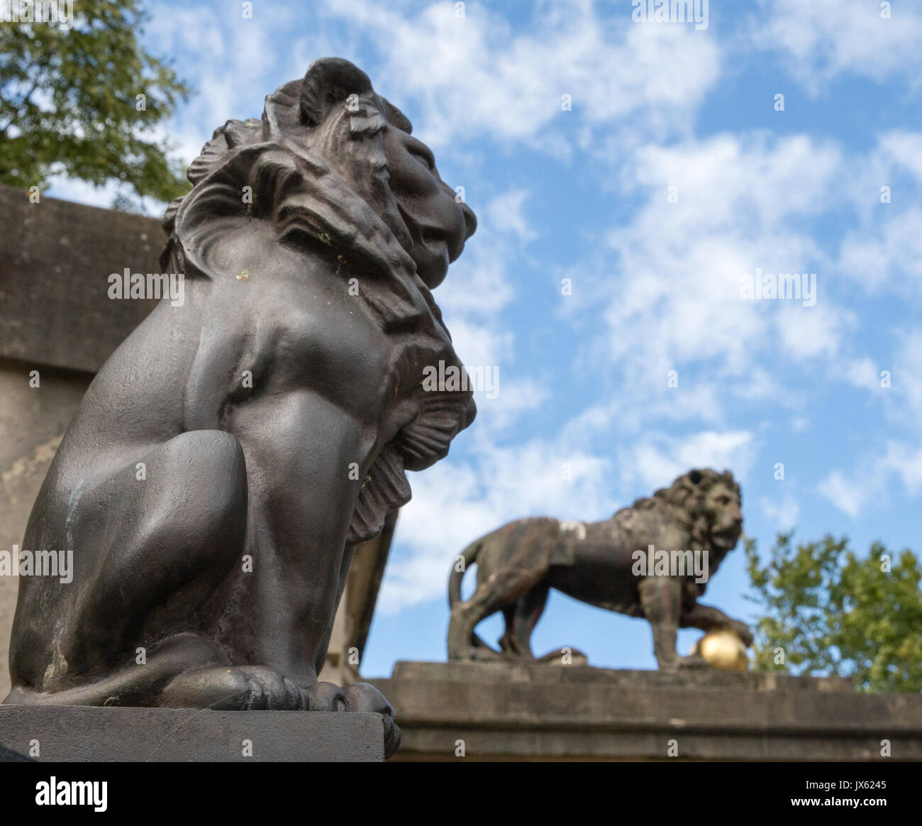 Lions en bronze à l'entrée au parc Victoria, dans la région de Somerset Bath Spa à proximité du Royal Crescent Banque D'Images