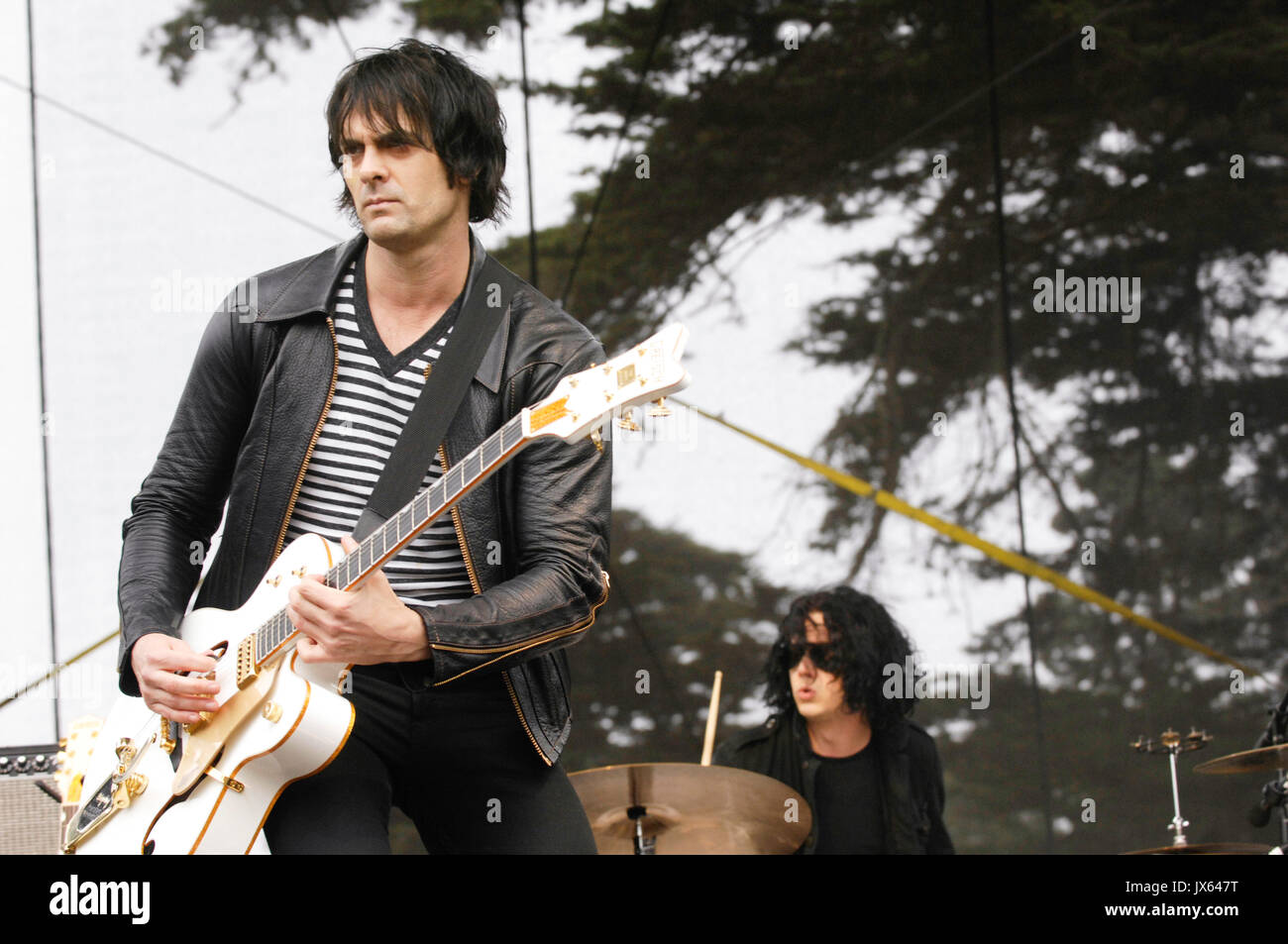 (G-D) Dean Fertita Jack White Dead Weather effectue 2009 Outside Lands Festival Golden Gate Park août 30,2009 San Francisco. Banque D'Images