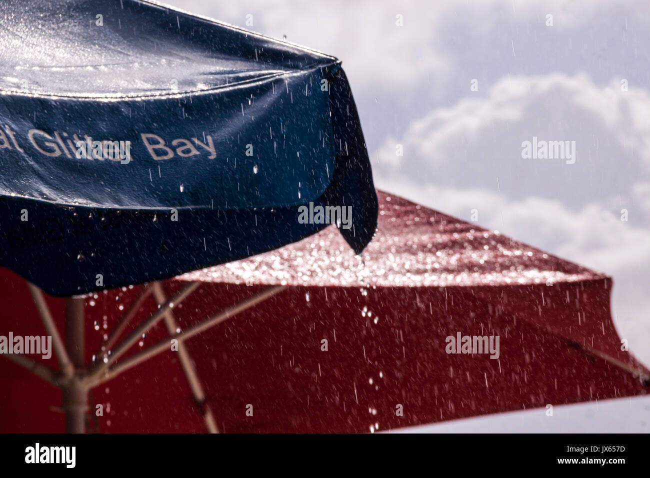 La pluie tombait de parasols en Barbade, îles des Caraïbes Banque D'Images