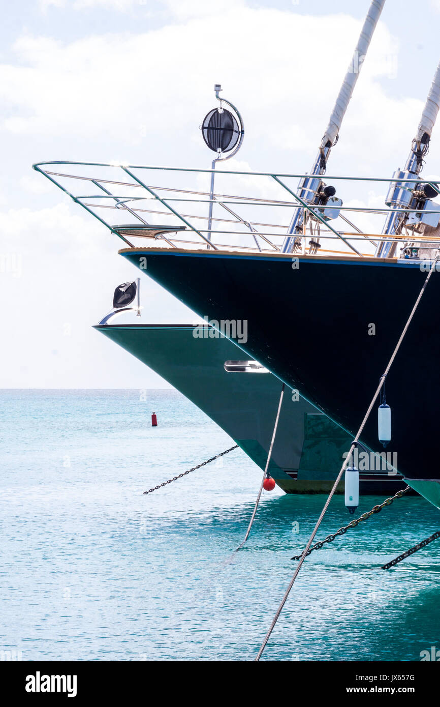 La ligne de front de deux yachts de luxe ancré au port Saint Charles, de la Barbade, îles des Caraïbes Banque D'Images