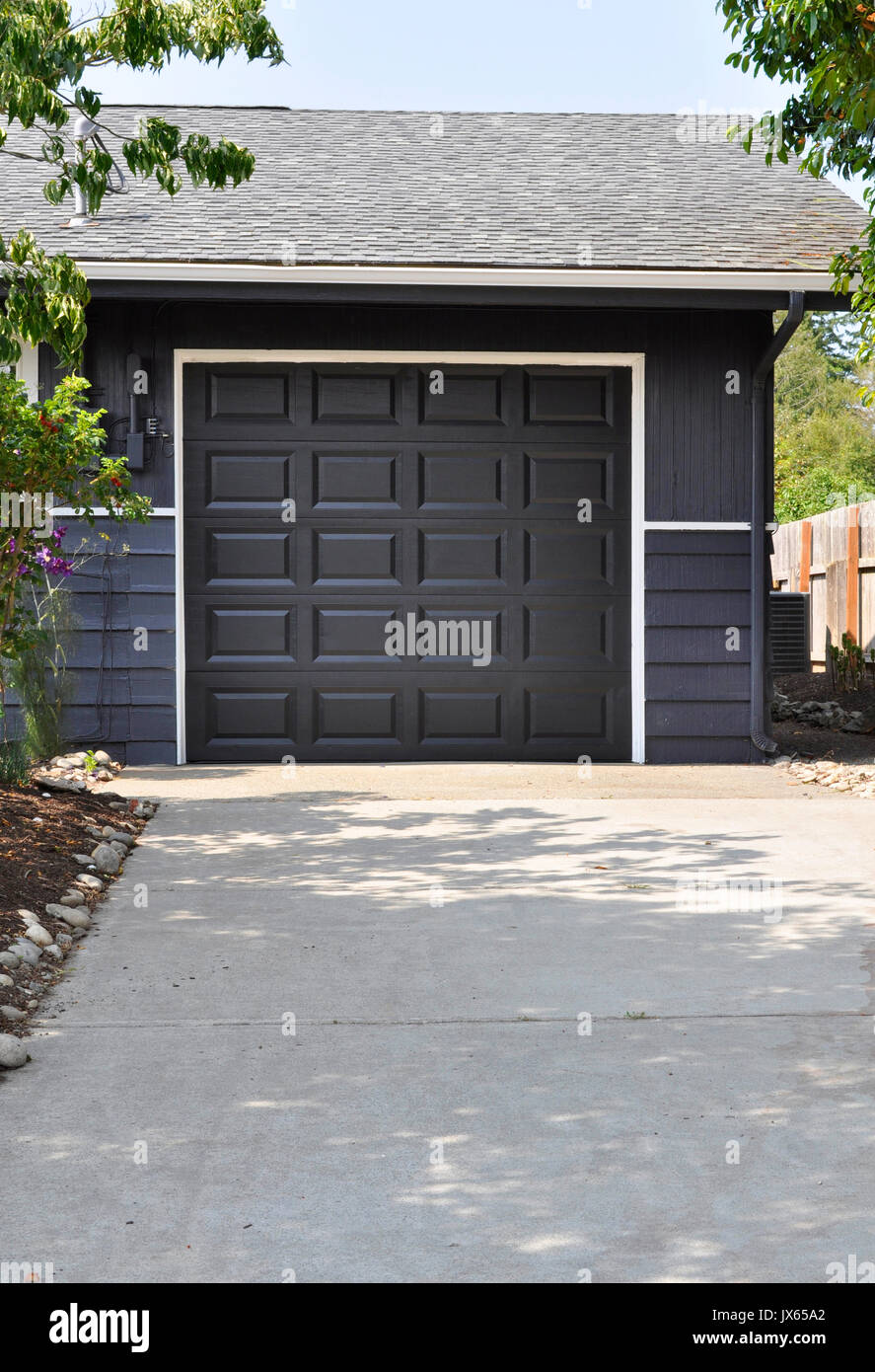 Seul L Exterieur Garage Voiture Avec La Porte Fermee Dans Une Couleur Gris Fonce Ou Gris Fonce A L Extremite D Une Allee Photo Stock Alamy