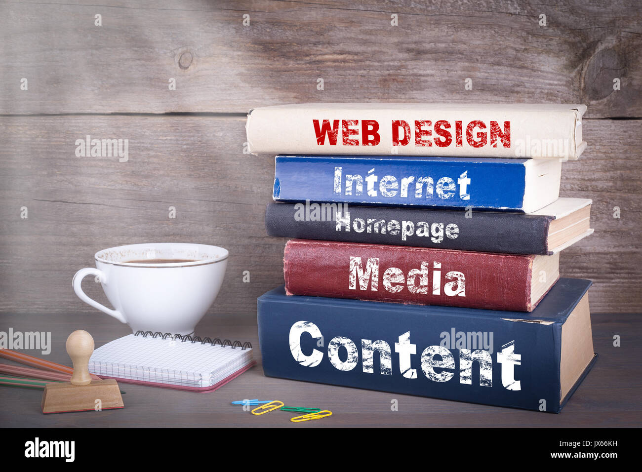 Web design concept. Pile de livres sur le bureau en bois. Banque D'Images