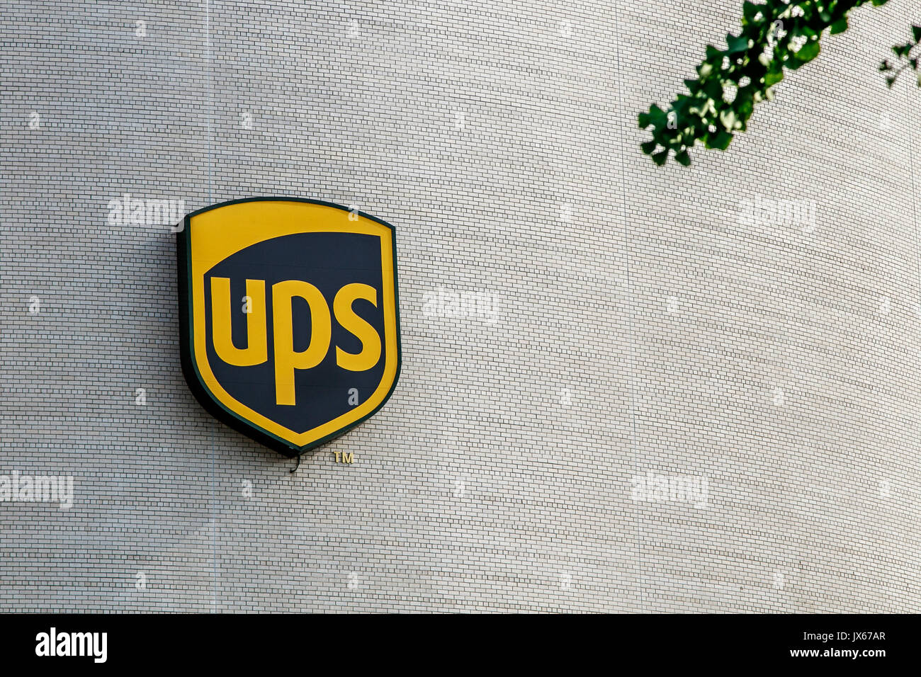 Grand logo UPS est monté à l'extérieur de leur établissement dans le centre de Manhattan. Banque D'Images