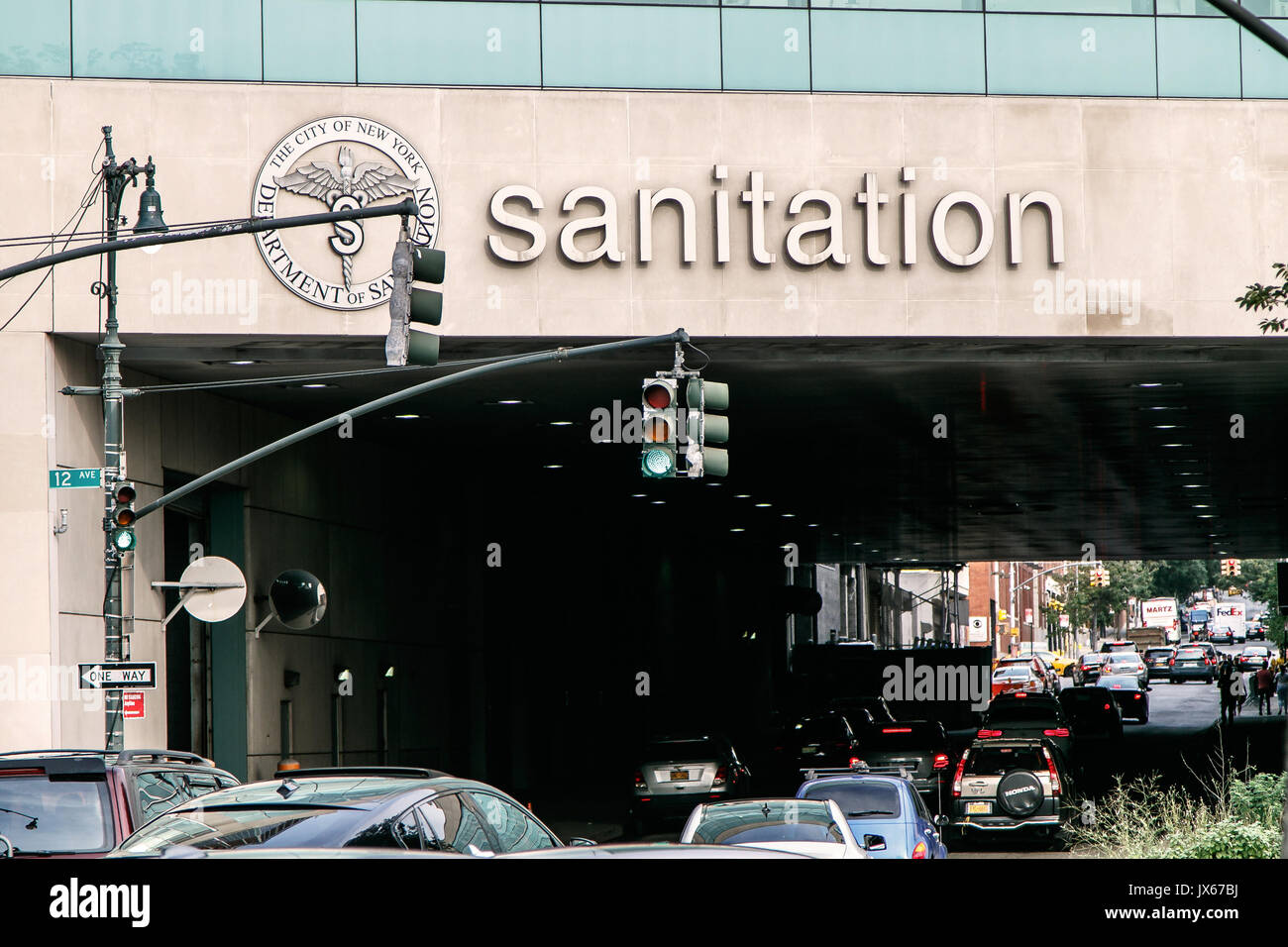 Les voitures roulent sous l'édifice du ministère de l'assainissement NYC sur le côté ouest de Manhattan. Banque D'Images