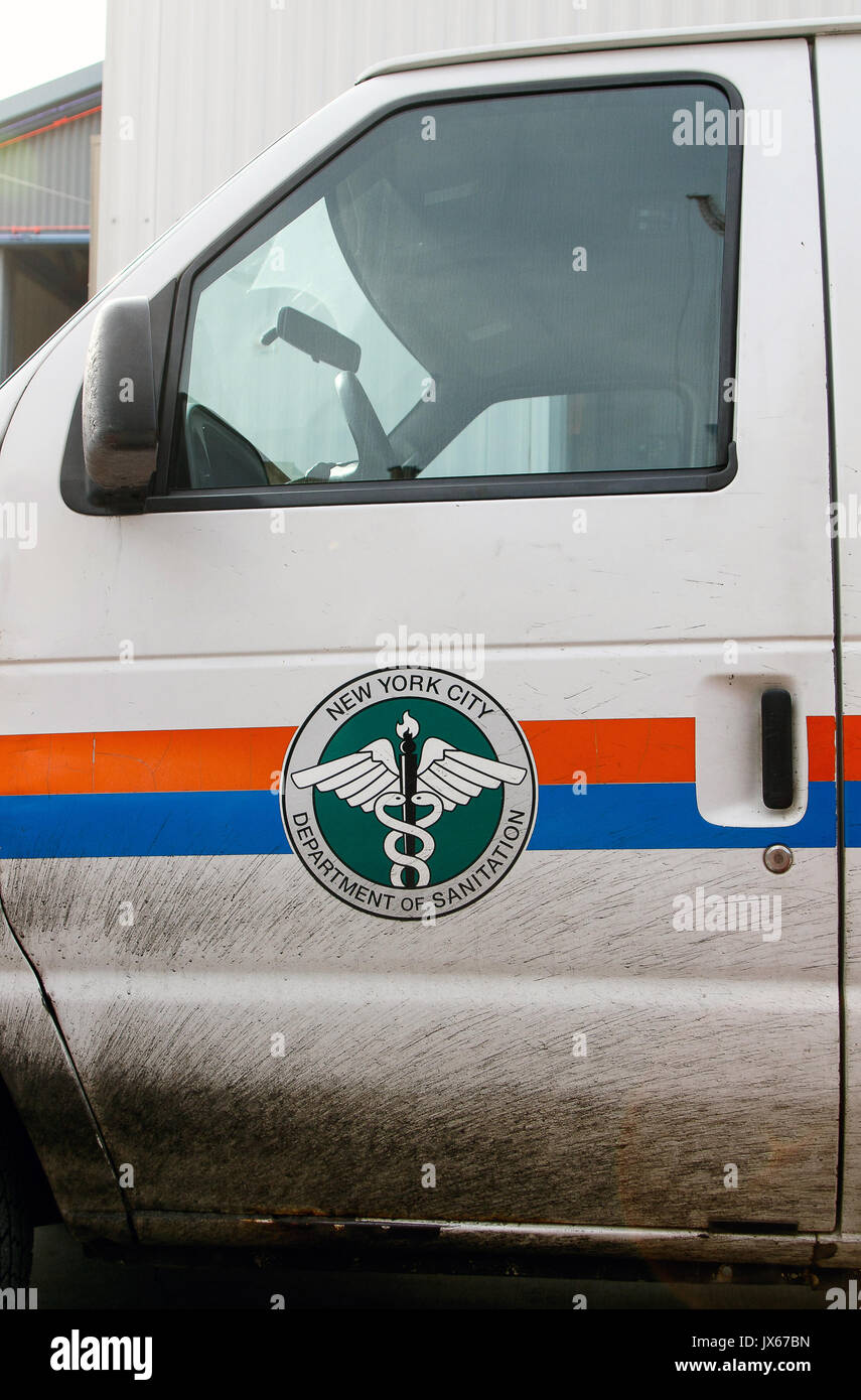 Libre d'une sale porte du conducteur d'un véhicule d'assainissement de NYC Department. Banque D'Images