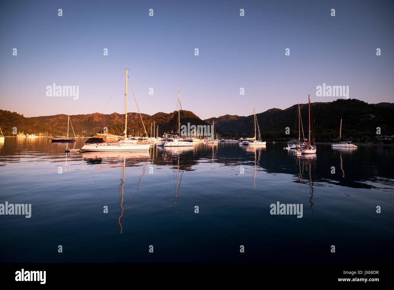 Yachts dans la baie avec la lumière du matin. Par temps calme et mer Méditerranée Banque D'Images