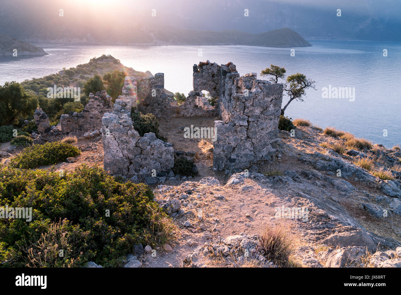 Le lever du soleil sur la mer et les montagnes. L'eau et les roches senery. Paysage de la Turquie Banque D'Images