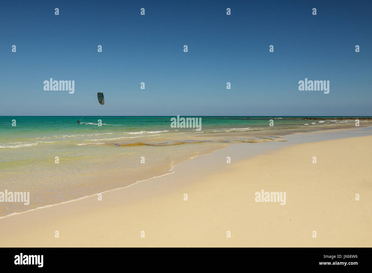 Kite surfer à Fuerteventura Playa Grande dans la région de Canary Island Banque D'Images