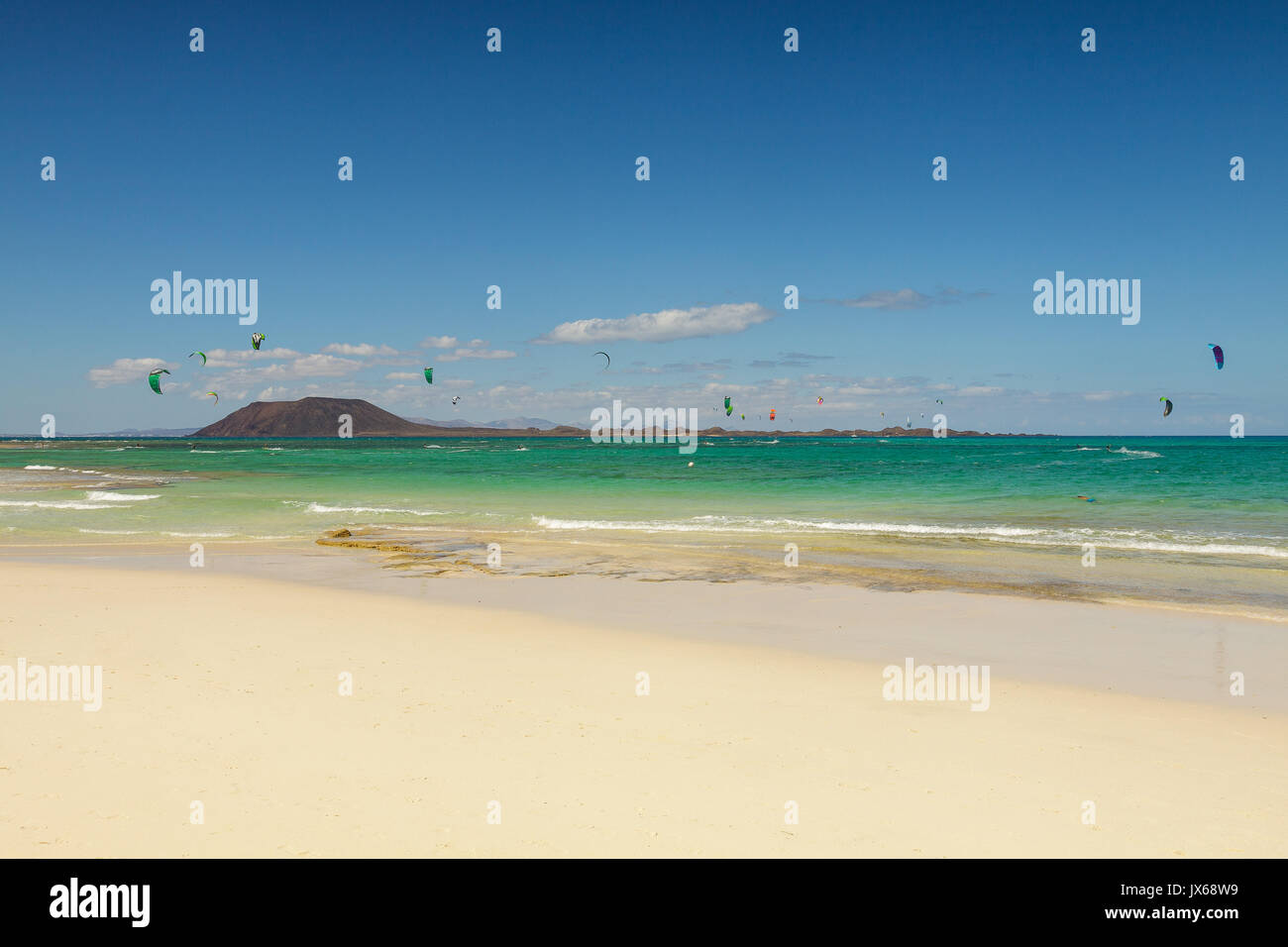 Kite surfeurs à grande Playa à Fuerteventura dans Canary Island Banque D'Images