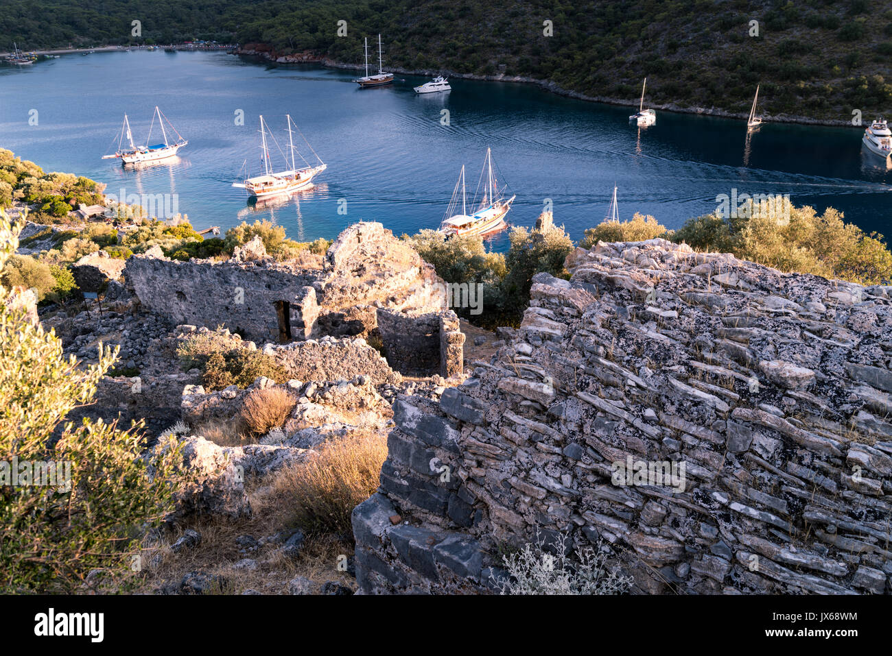 Yachts dans la baie avec la lumière du matin. Par temps calme et mer Méditerranée Banque D'Images