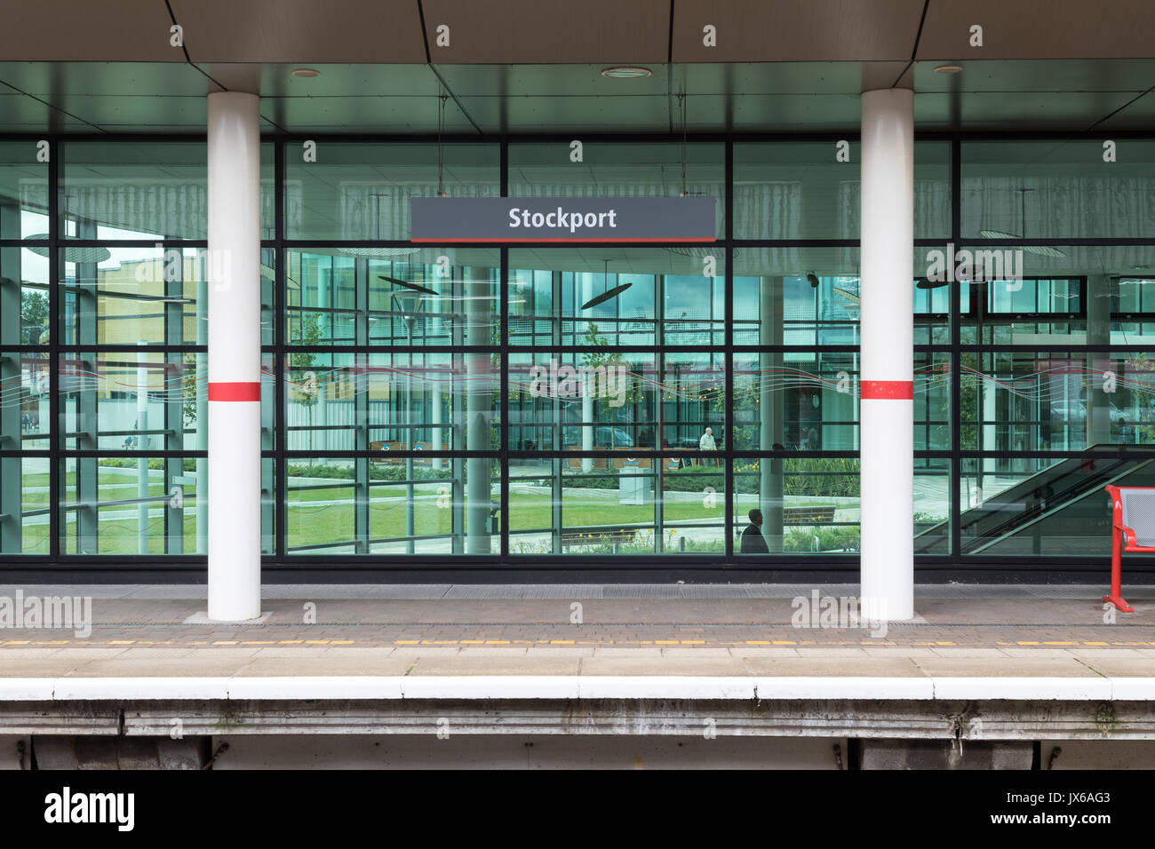 Le bâtiment de la gare de verre à Stockport gare montrant le signe de la station et de la plate-forme Banque D'Images