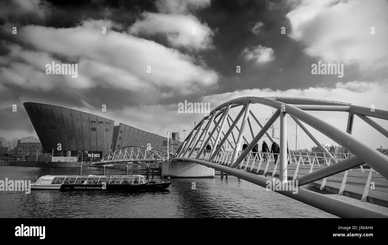Musée des sciences NEMO à Amsterdam (Pays-Bas). Mars 2015. Le format paysage. Version noir et blanc. Banque D'Images